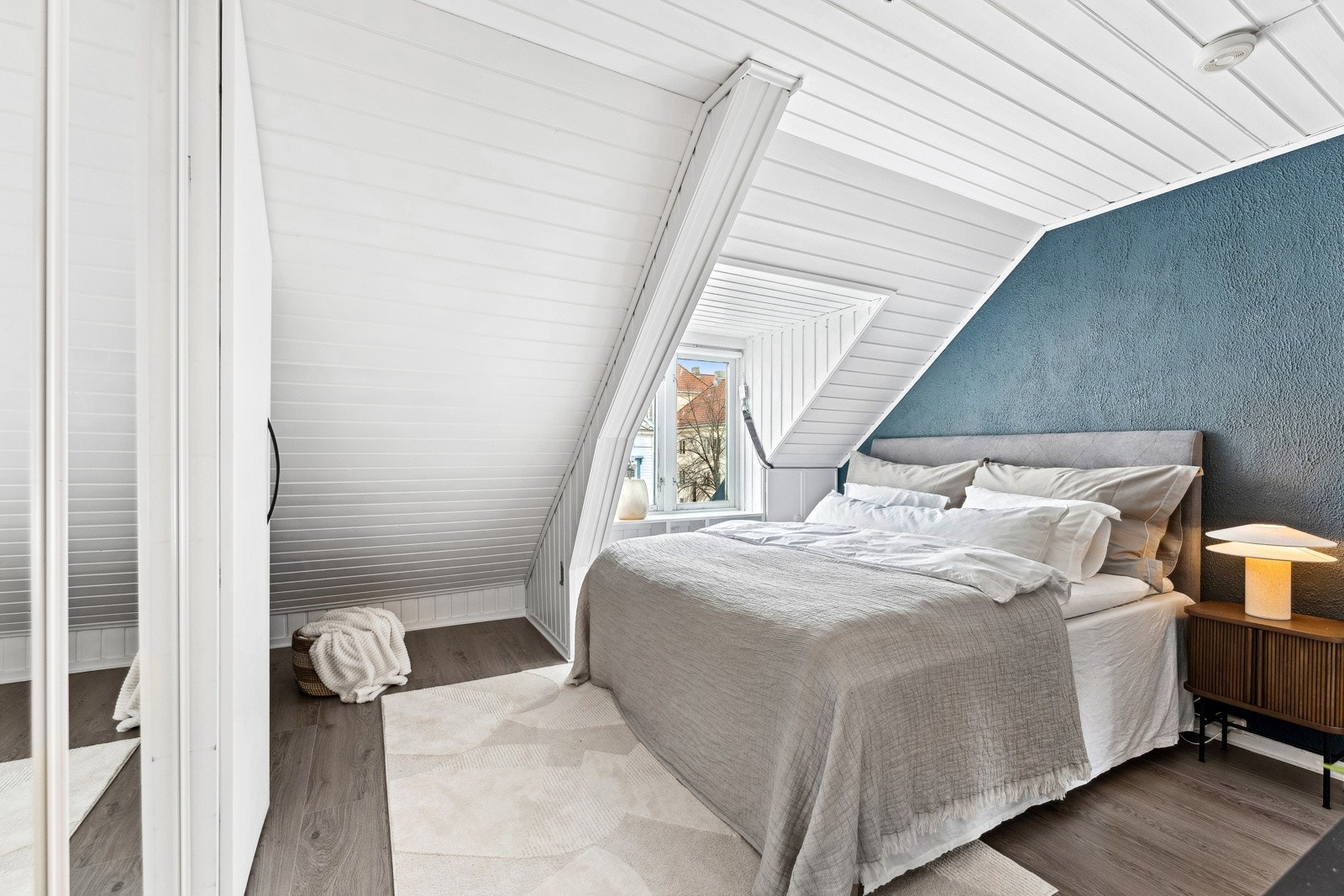 Hovedsoverommet er målt til hele 13,5 kvm og gir god plass til en dobbeltseng med tilhørende nattbord. Det er integrert skyvedørsgarderobe med speilfronter. Galleribilde