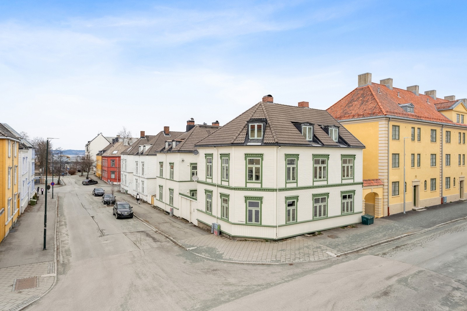 Området sies å være et av de mest populære i Trondheim. Her har du umiddelbar nærhet til alt av byens fasiliteter, samt gang- og sykkelavstand til flere studiesteder som Handelshøyskolen BI, NTNU Gløshaugen m.m. Galleribilde