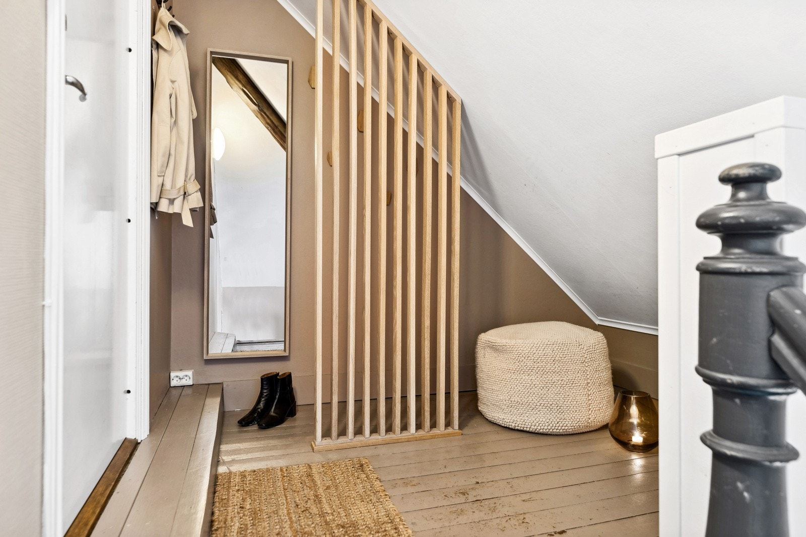 Velkommen inn! Via felles trappeoppgang ankommer du boligens loftetasje. Gangen gir god plass til å sette fra seg yttertøy og sko. Galleribilde