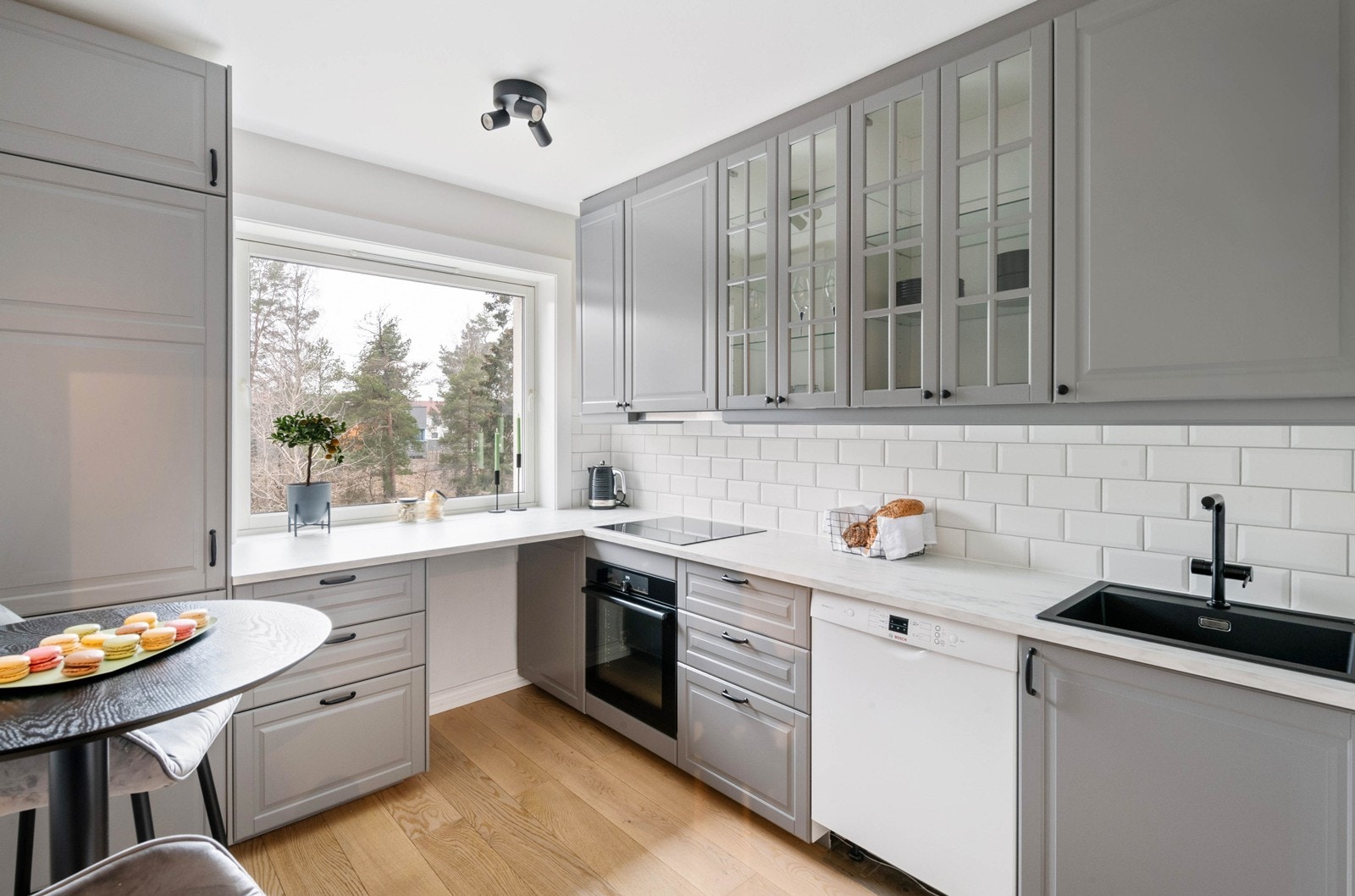 Oppgradert og flott kjøkken i separat rom Galleribilde