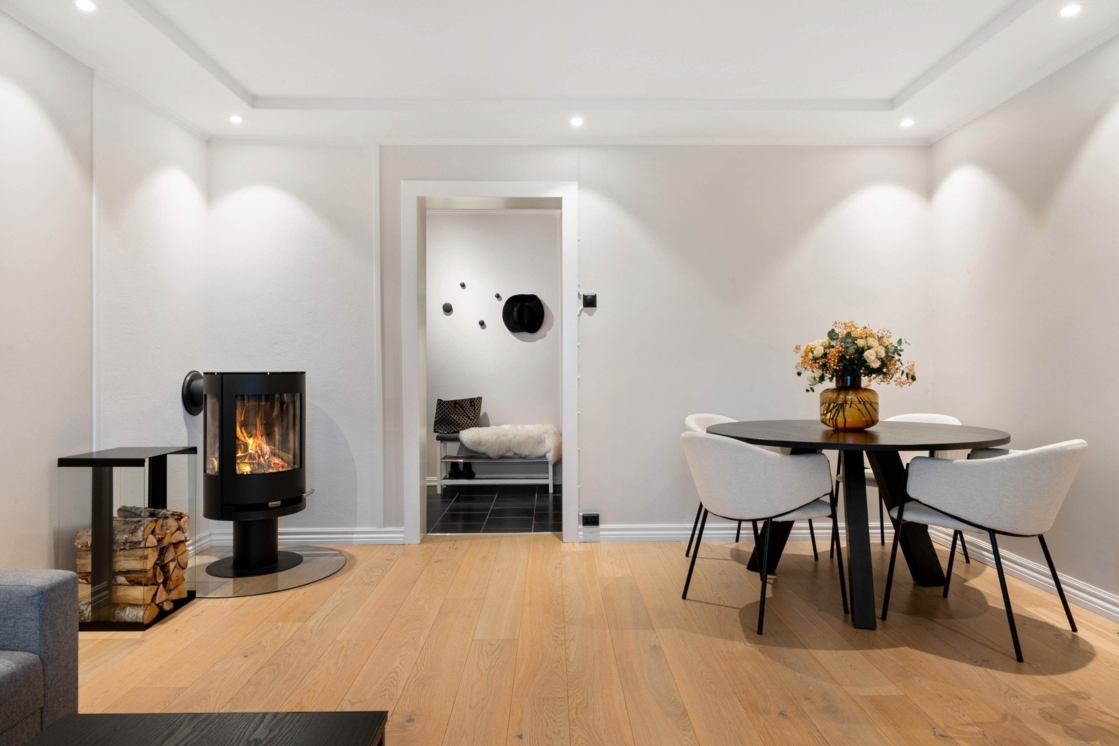 Lys og romslig stue med god plass til både stue- og spisestueinnredning Galleribilde