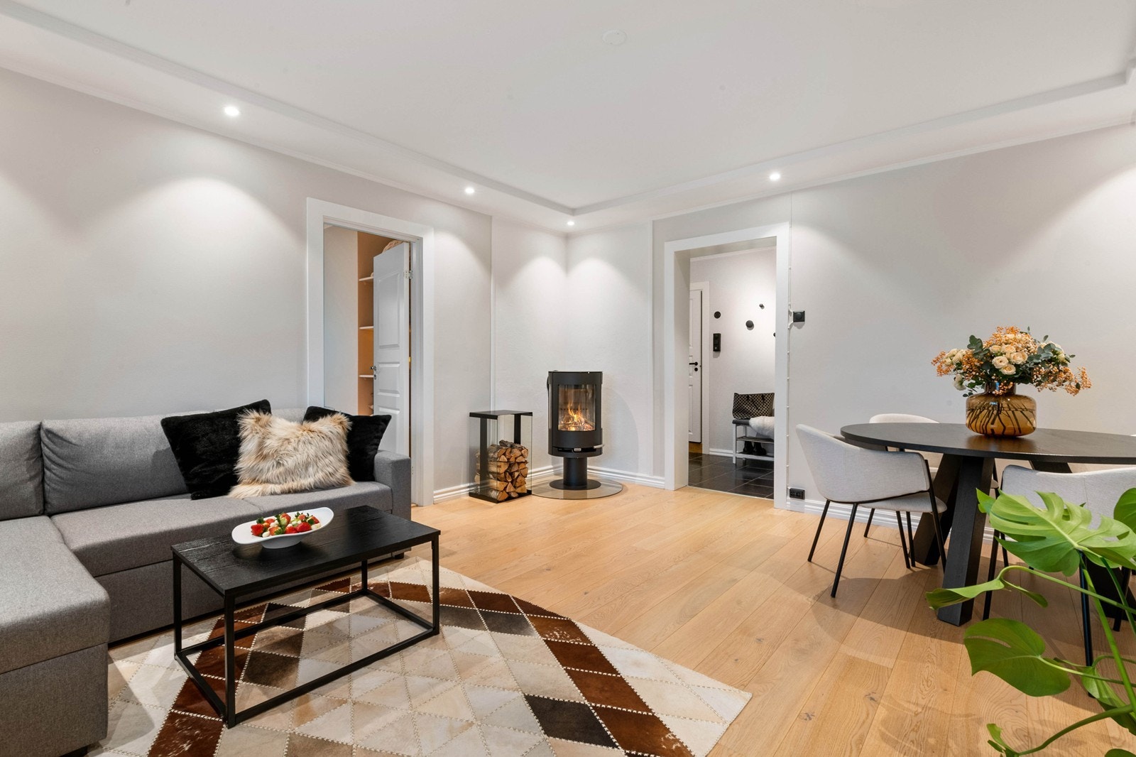 Påkostet borettslagsleilighet med innglasset balkong og gode lysforhold Galleribilde