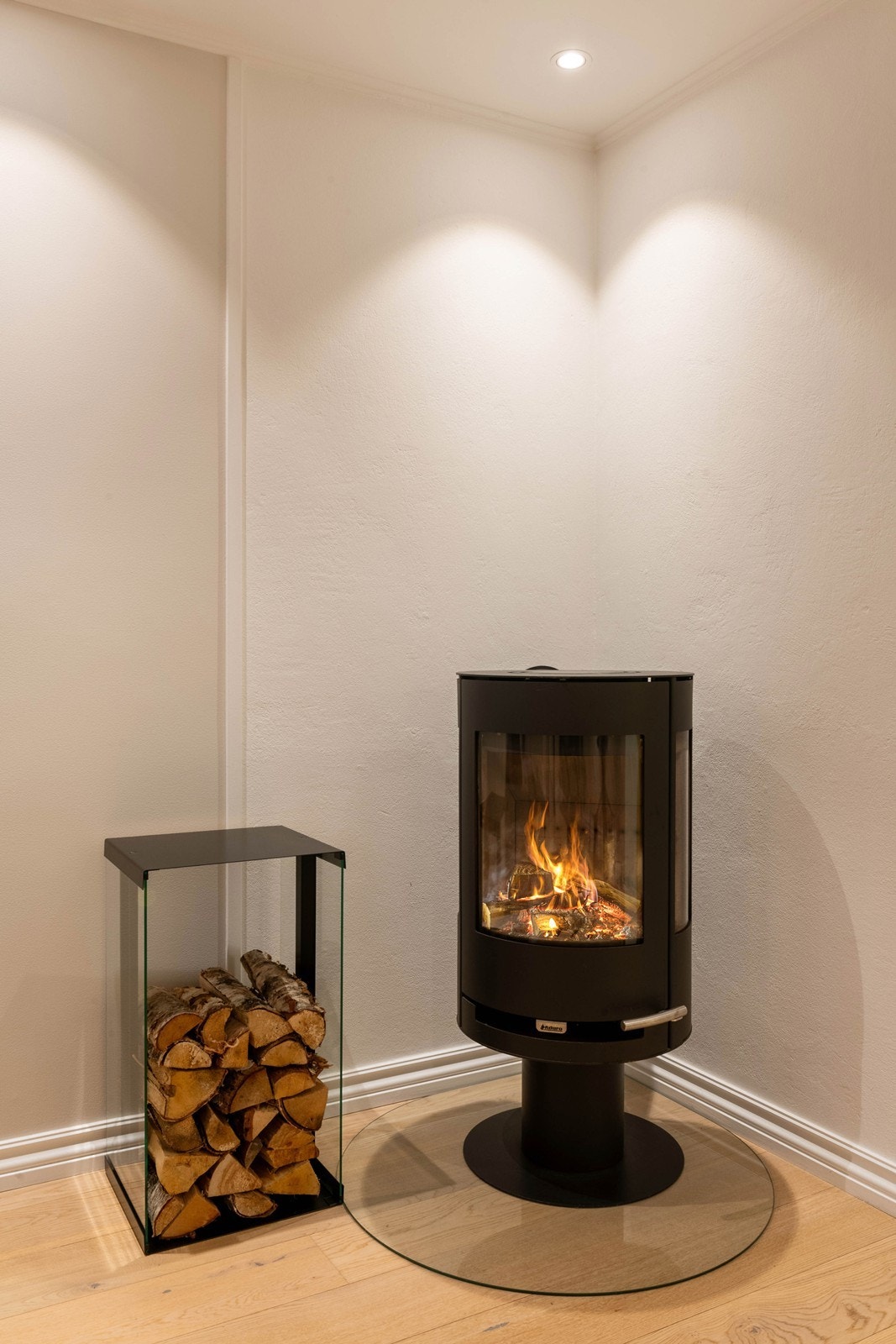 Lekker peisovn i stue for kalde vinterdager Galleribilde