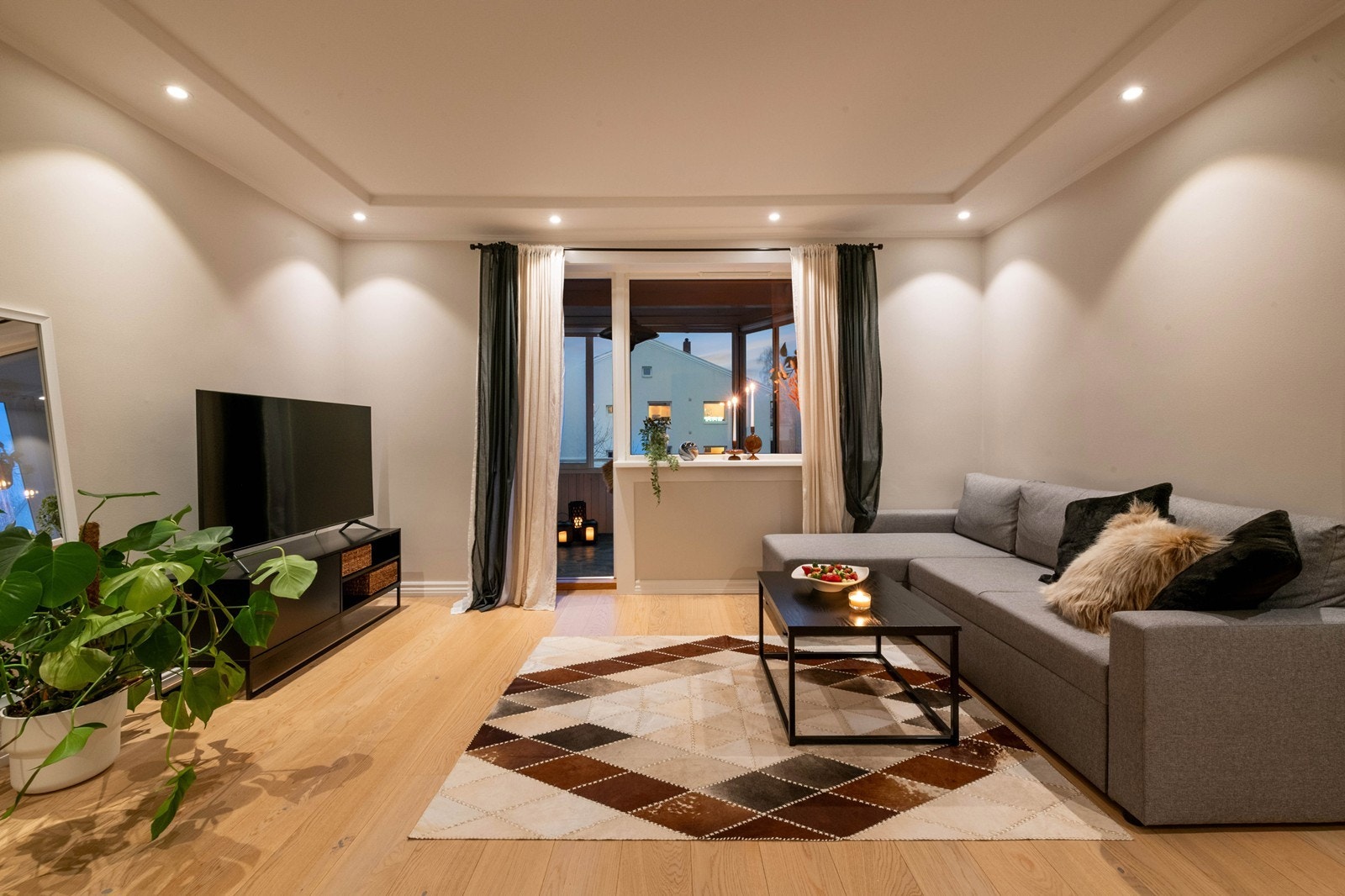 Enstavs parkett i store deler av leiligheten Galleribilde