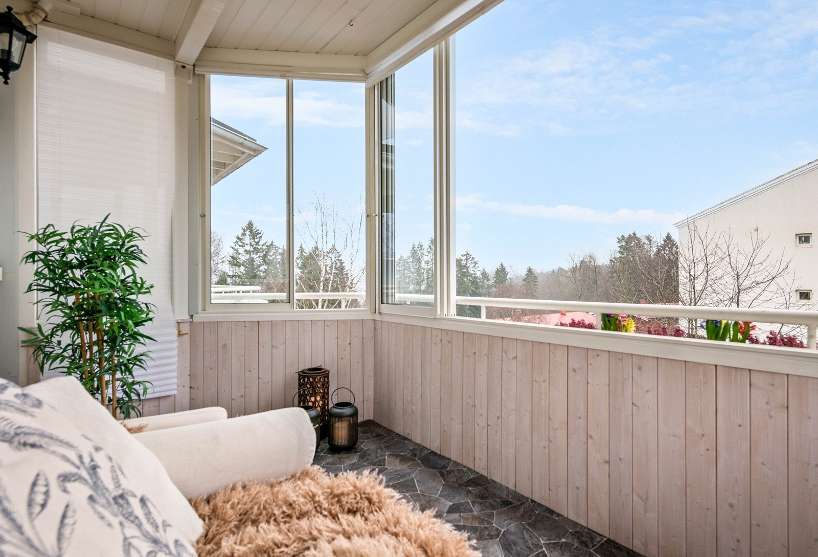 Romslig balkong på ca. 6 kvm som vender mot sør Galleribilde