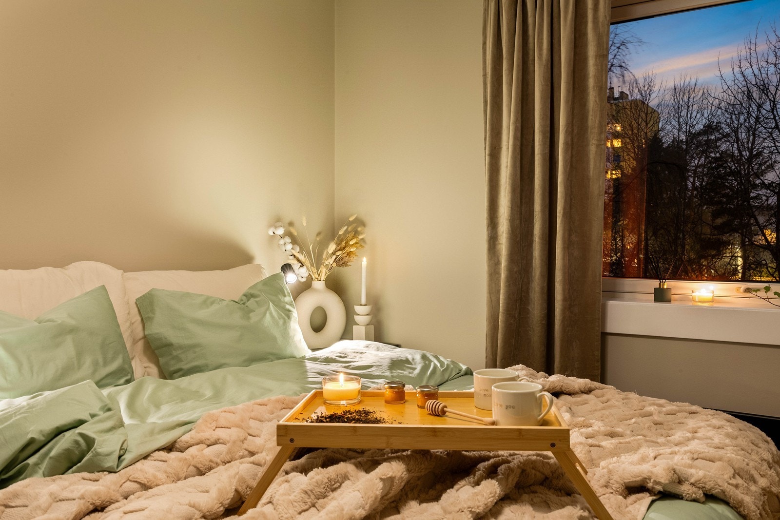 Begge soverommene ligger usjenert og stille til Galleribilde