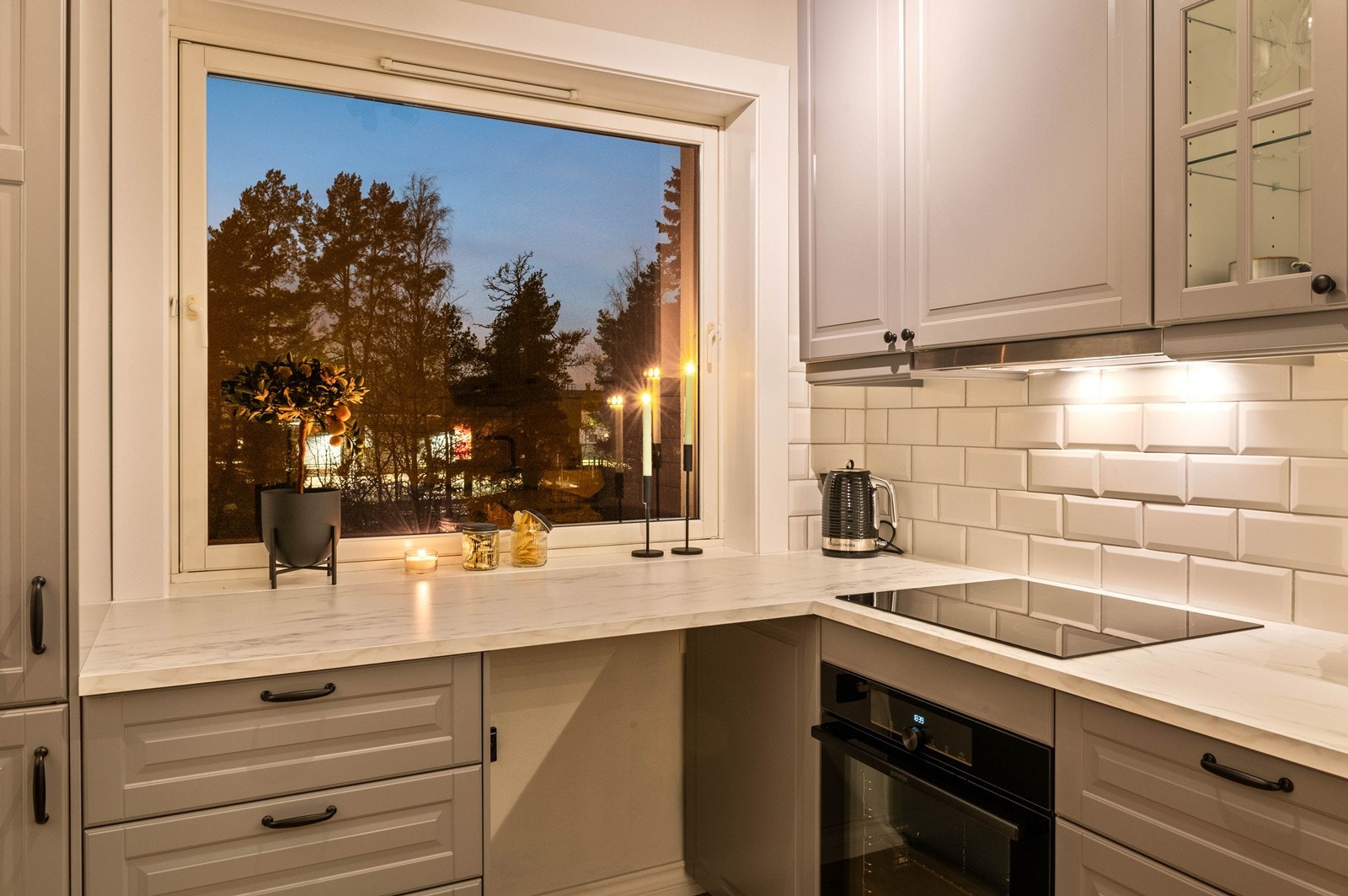 Det er montert ny benkeplate, oppvaskkum, blandebatteri og ny påkostet ovn med pyrolyse funksjon Galleribilde