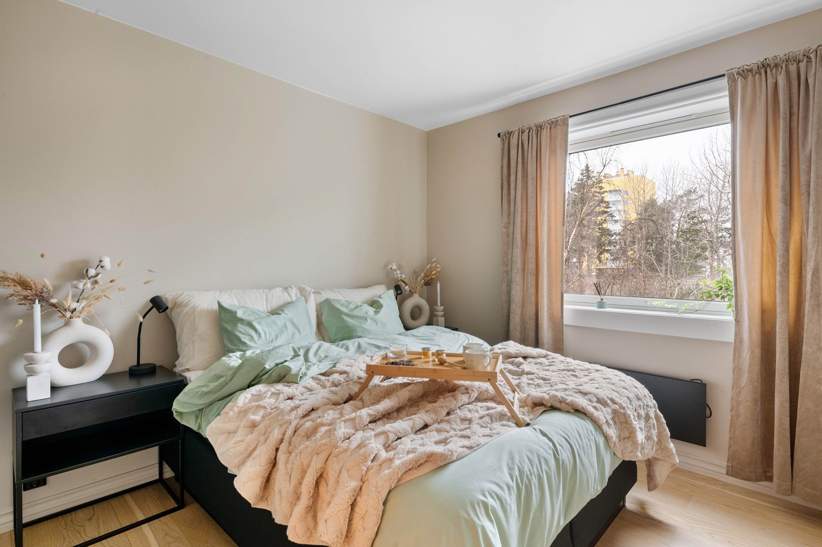 To romslig soverom i leiligheten Galleribilde