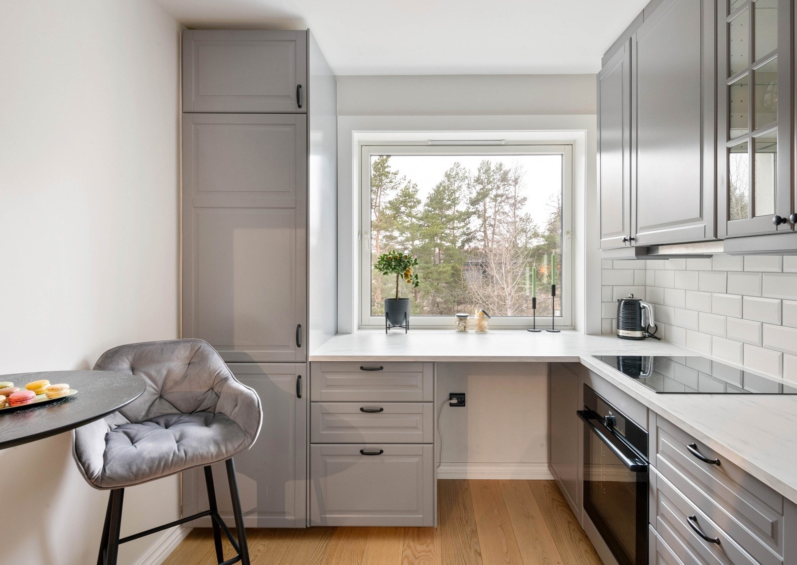 Fin plass til mindre frokostbord på kjøkken Galleribilde