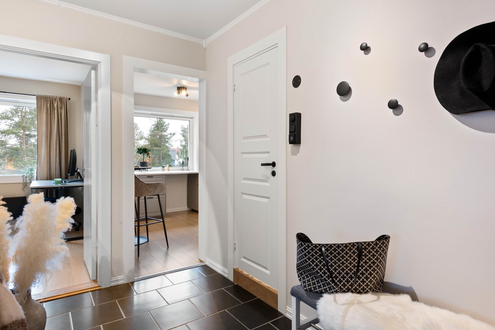 Innbydende og flislagt entré med plass til å henge fra seg yttertøy Galleribilde