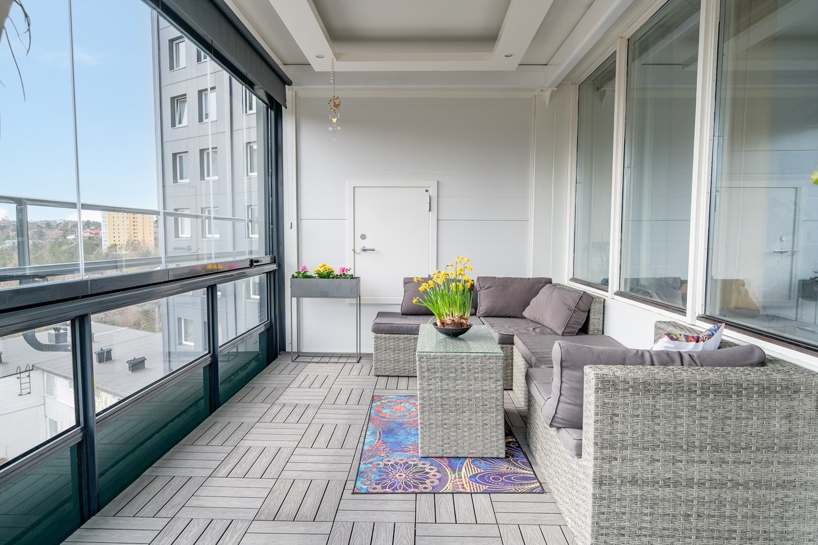 Flott innglasset balkong med god plass til sittegruppe. Galleribilde