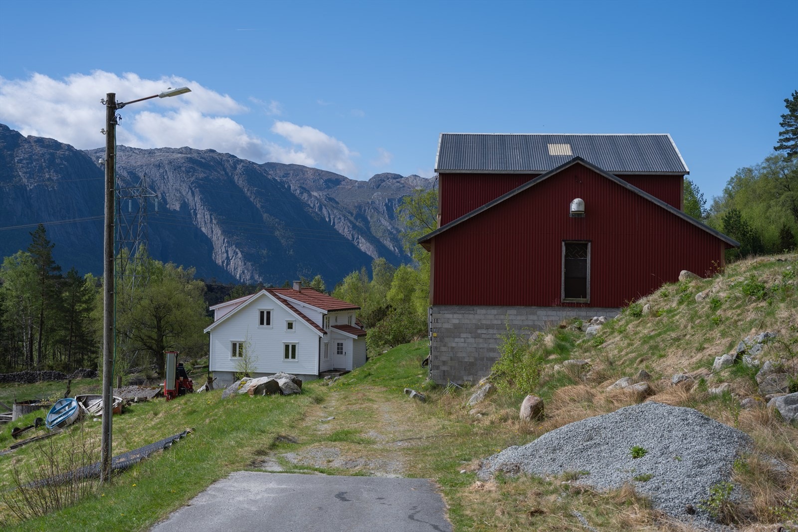 Arealfordeling i daa : Overflatedyrka jord 15,2, Innmarksbeite 10,3, Produktiv skog 293,6, Annet markslag 1235,1, Bebygd, vann, bre 22,0 Galleribilde