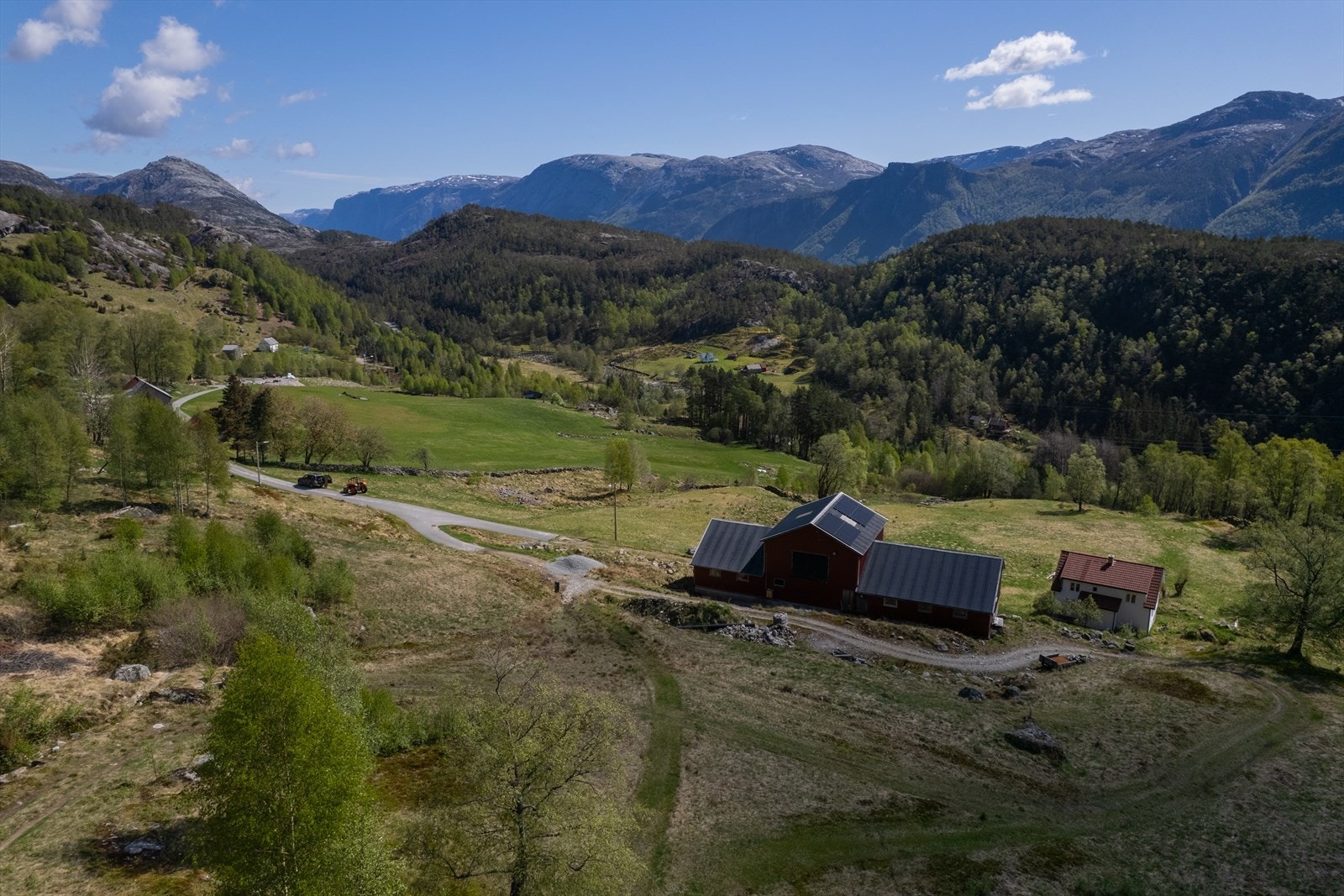 Landbruksarealene består av både dyrket mark og utmark, noe som gir god fleksibilitet for jordbruksproduksjon, dyrehold eller annen næringsvirksomhet tilknyttet landbruk. Galleribilde