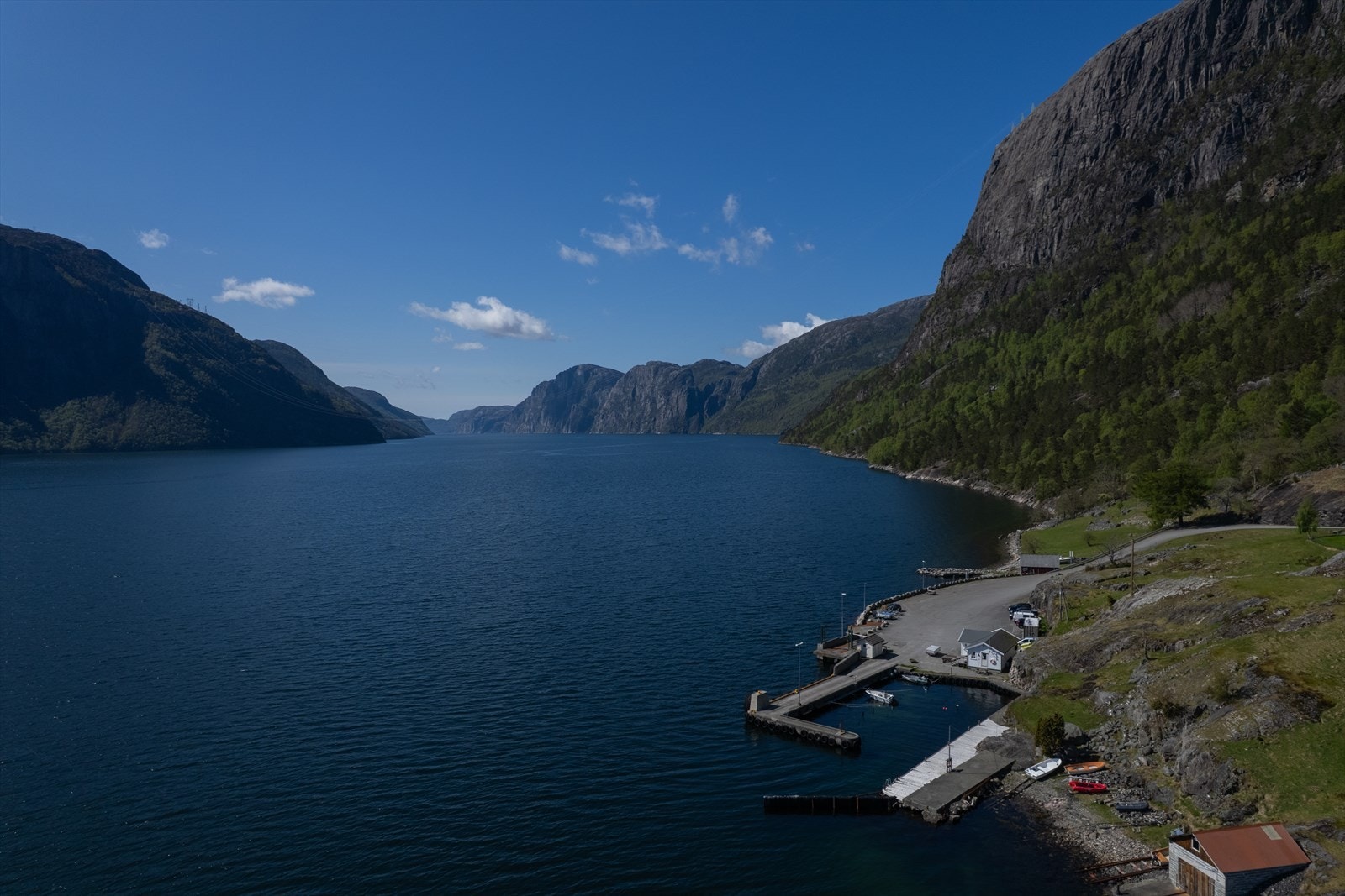 Songesand kai ligger mellom Lysebotn og populære Prekestolen. Kun 2,5 km fra eiendommen. Galleribilde