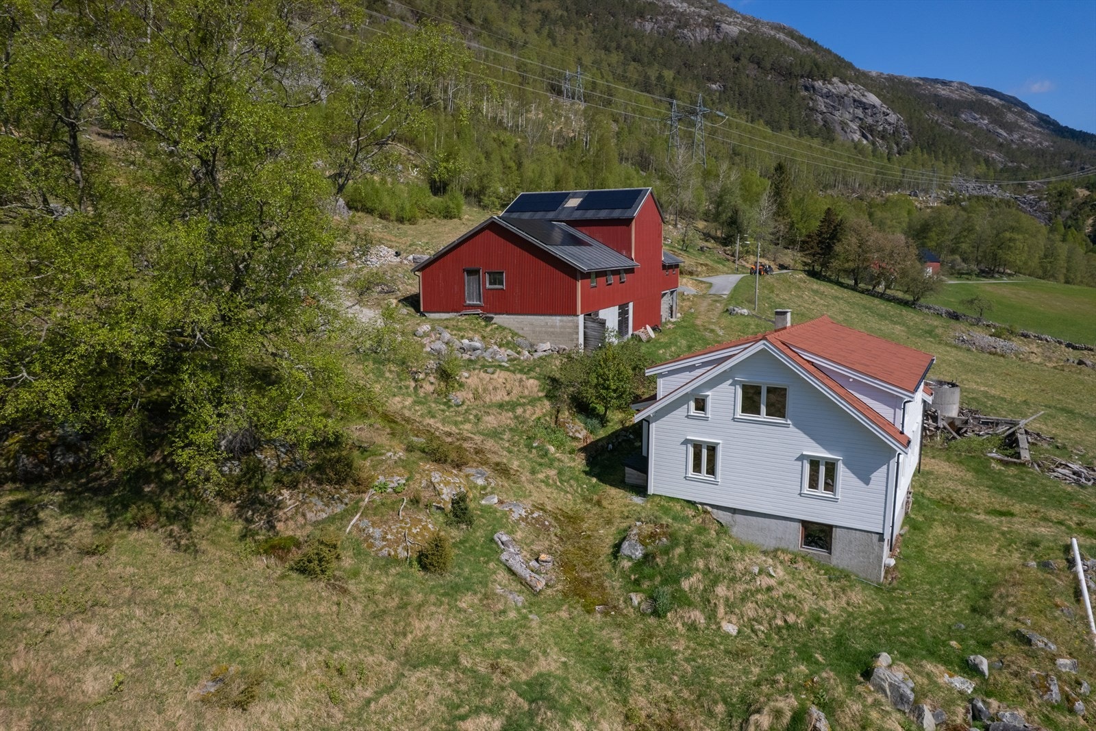 Eiendommen består av våningshus, løe og enkel hytte. Galleribilde