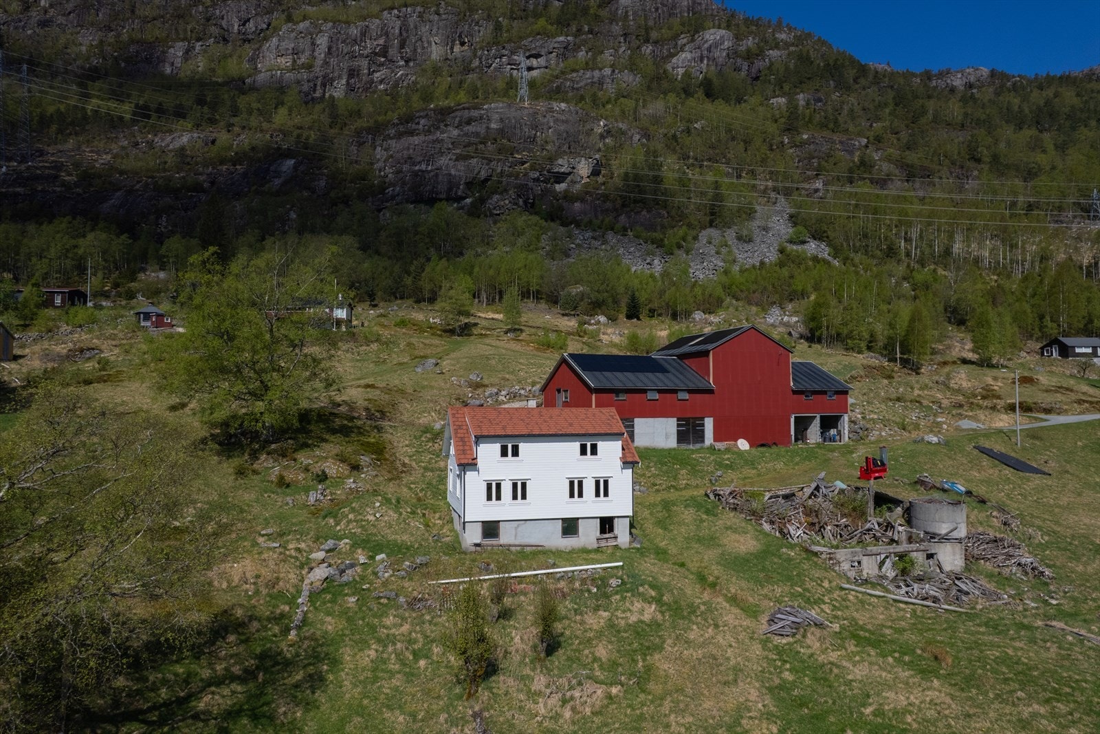 Eiendommen har inntekter fra fallrettigheter gjennom avtale med Småkraft AS. Årlige fallinntekter.
(Oversikt fra Småkraft kan fås ved henvendelse til megler) inntekten til gården deler fallrettigheter på 5. Galleribilde