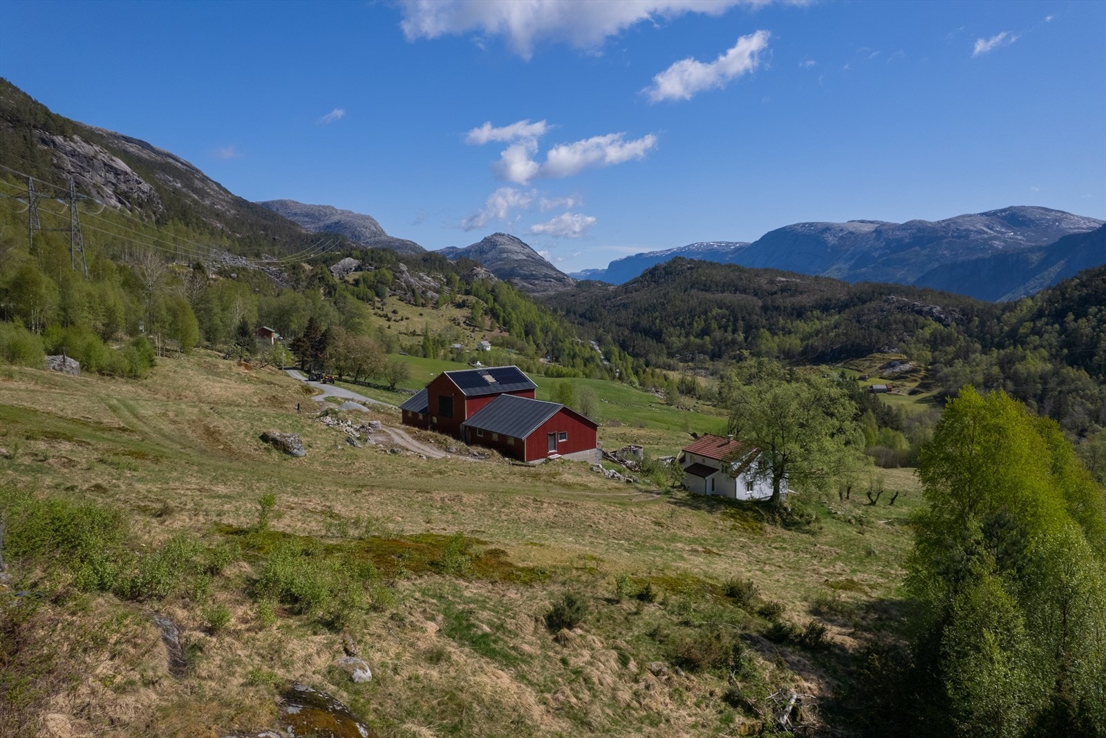 Overflatedyrka mark og beite er arrondert rundt eiendommens tun. Galleribilde