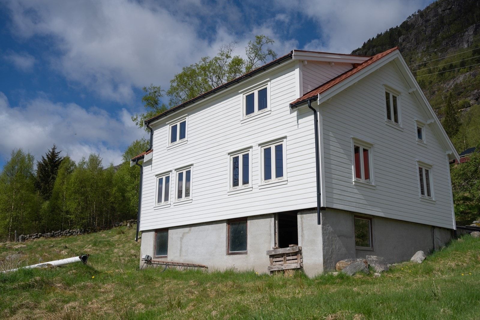 Innvendig er overflatene fjernet, og det står kun synlig tømmer igjen. Det er ikke etablert innvendige skillevegger eller rominndeling og deler av hovedetasjen mangler gulv. Galleribilde