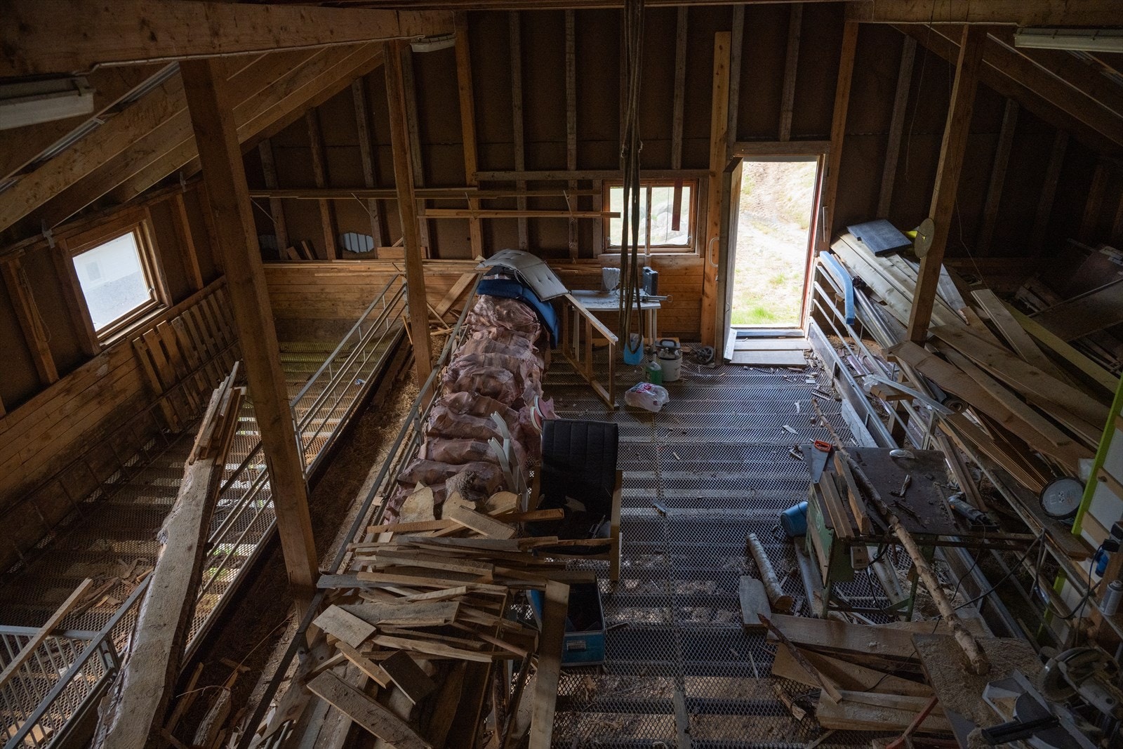 Innvendig i løa. Ved og flere materialer blir fjernet før overtakelse da dette ikke er eiers. Galleribilde