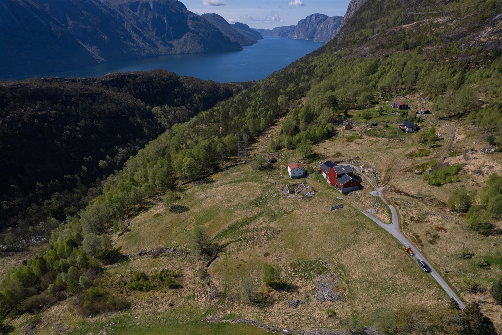 Perfekt beligenhet for deg som ønsker et stille sted på landet, med mektig naturopplevelser like utenfor døren. Her kan en nyte godt av naturen både sommer, vinter, høst og vår. Galleribilde