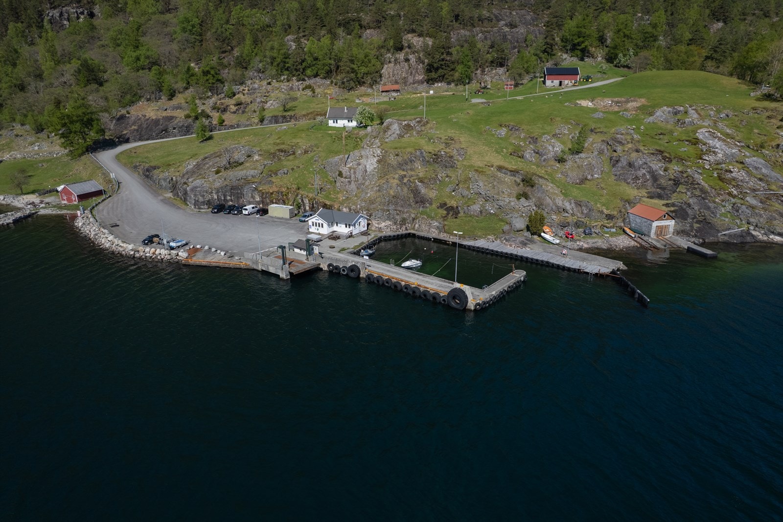 Midt på vinteren kan bilvei være stengt med bom fra Lyngsheia inn til Songesand. (væravhengig) Galleribilde
