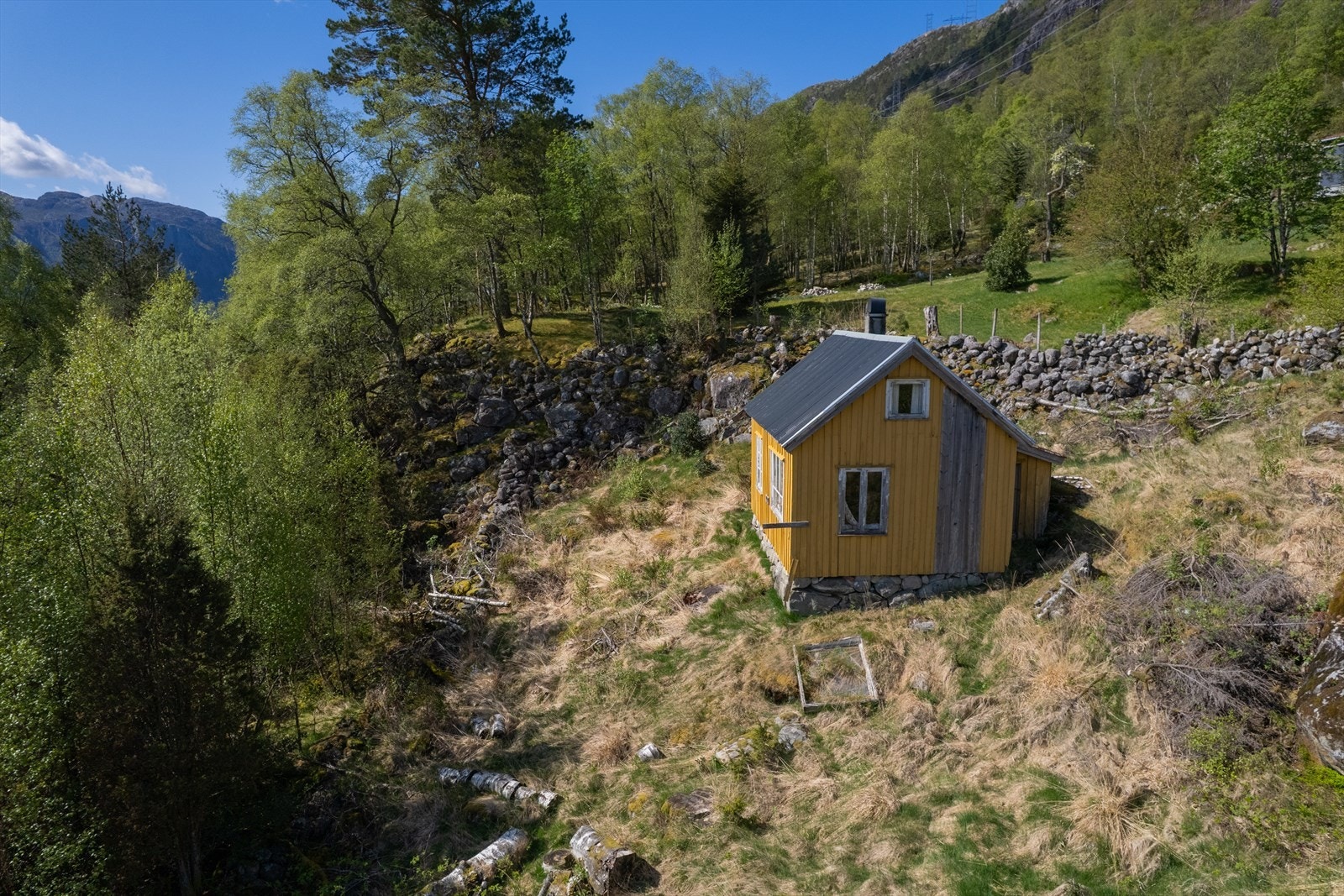 Hytta på gården fremstår i enkel stand og renovering må påregnes. Galleribilde