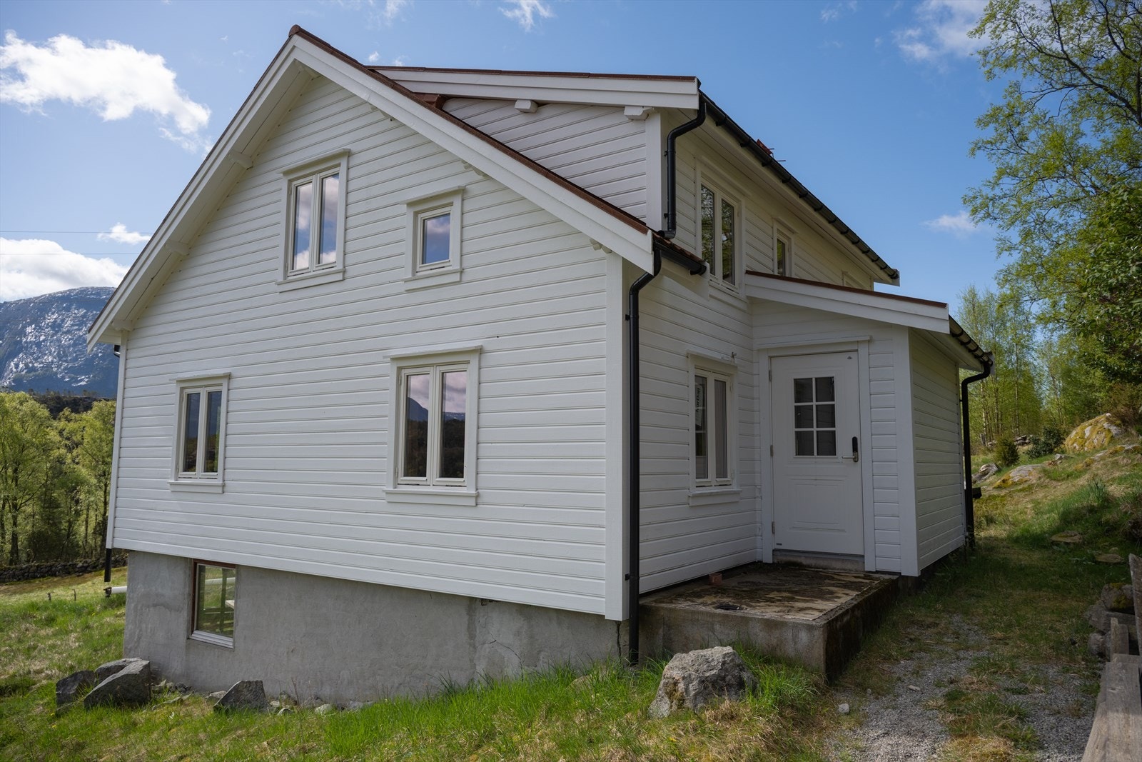 Boligen har hatt utvendig oppgradering med etterisolering, kledning, nye vinduer i hovedetg. og loft og nytt tak. Galleribilde