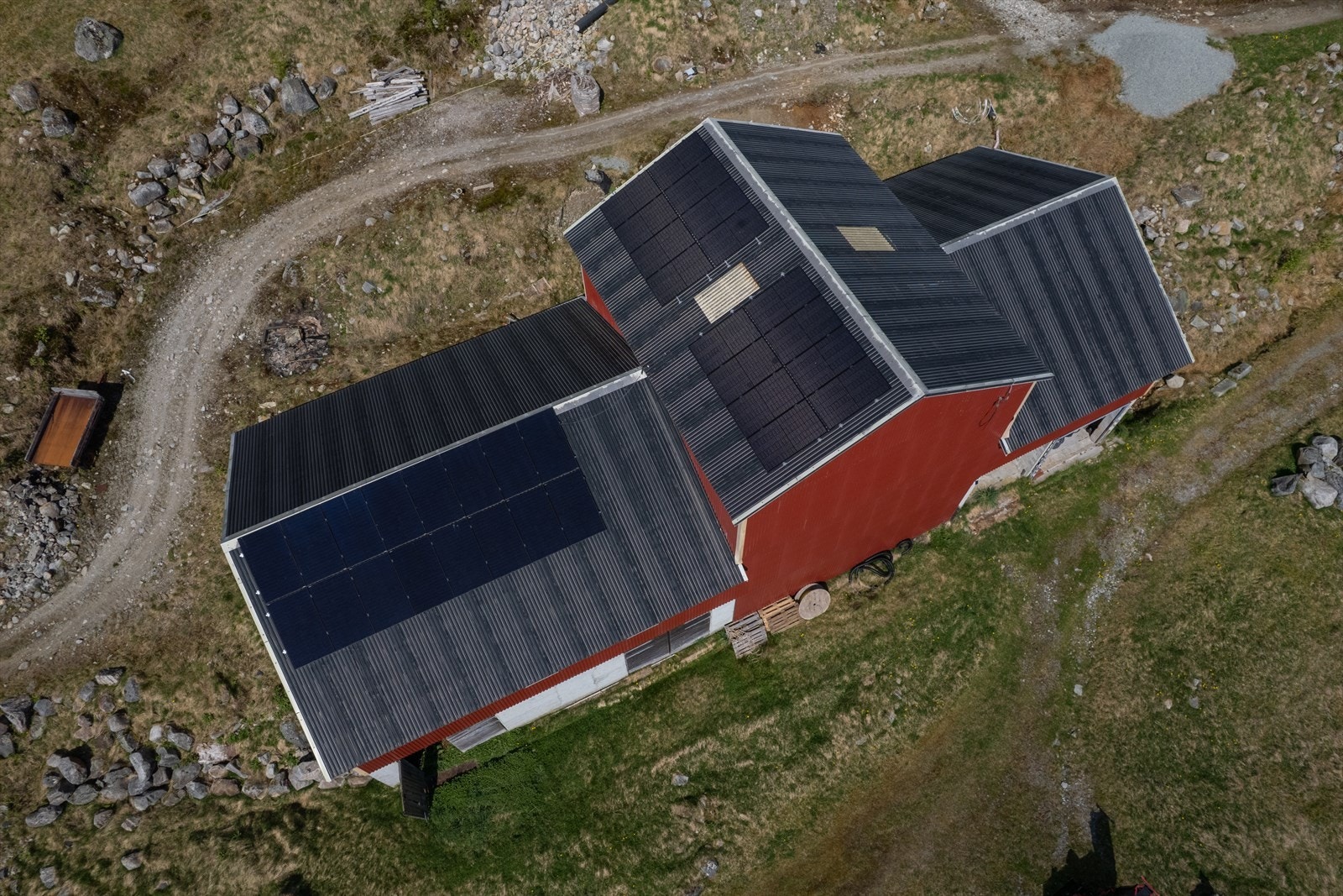 Løe i ok stand ihht. byggeår, med tidligere sauedrift. Her er mulighetene mange. Solceller på tak! Galleribilde