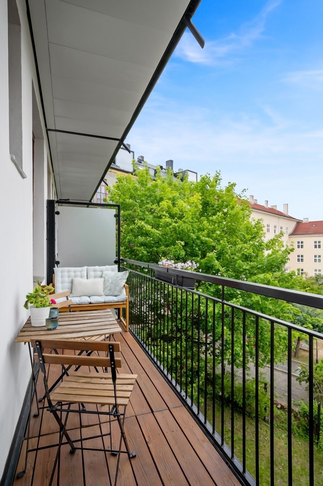 Balkong har hyggelig utsikt til grønne fellesområder i bakgård. Galleribilde