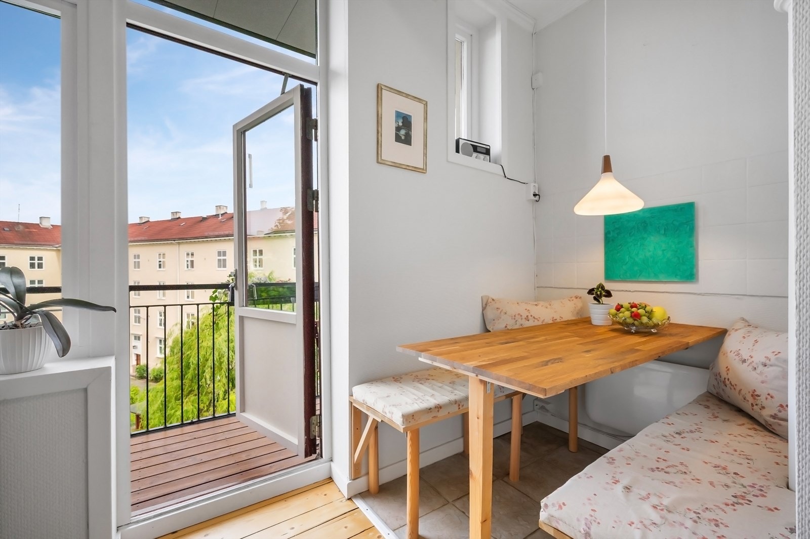 Hyggelig plassbygd spiseplass ny i 2023. Flere vindusflater gjør rommet ekstra lyst og trivelig. Galleribilde