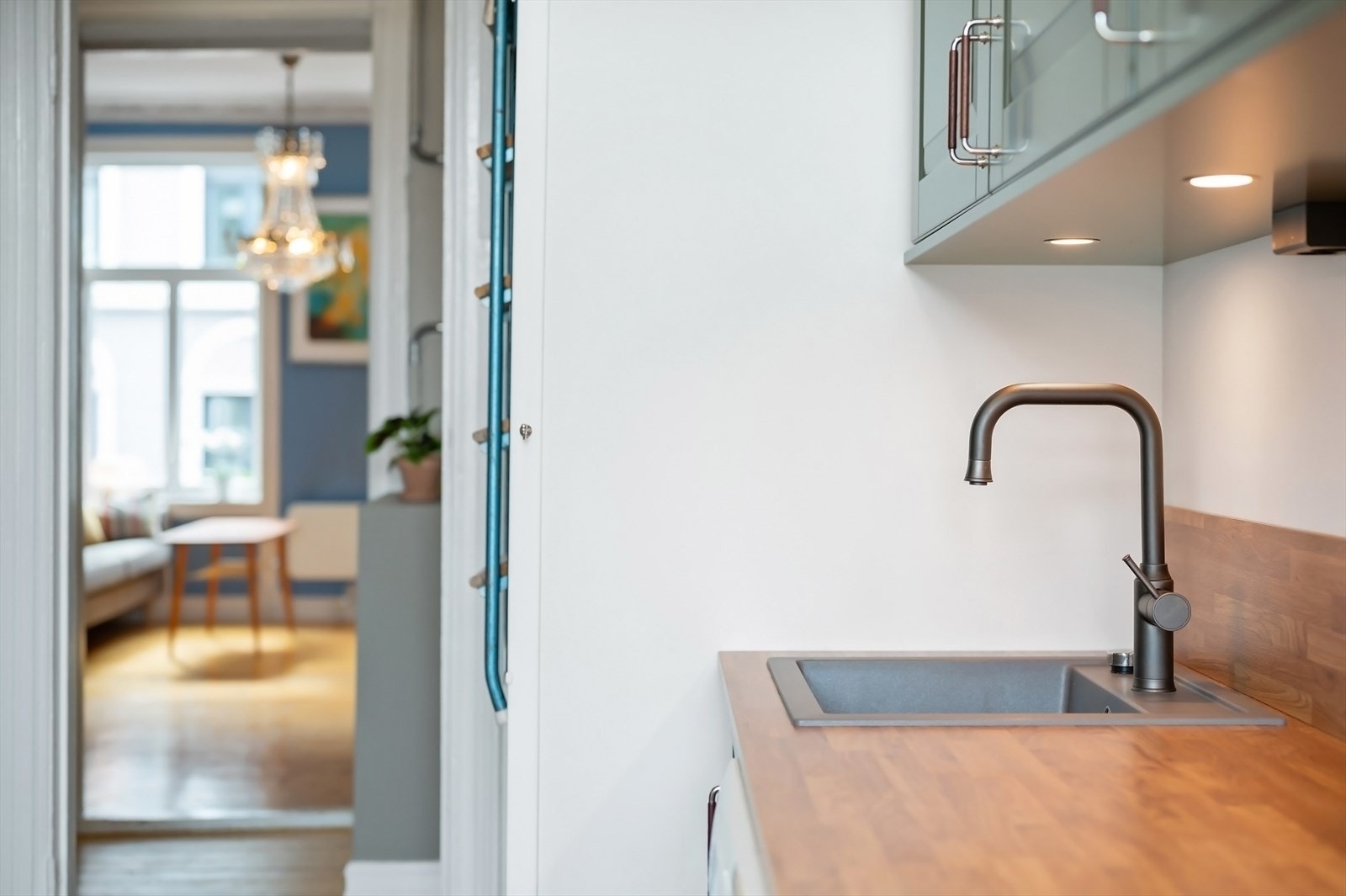 Belysning under overskap og laminat benkeplate med nedfelt kum i kompositt. Galleribilde