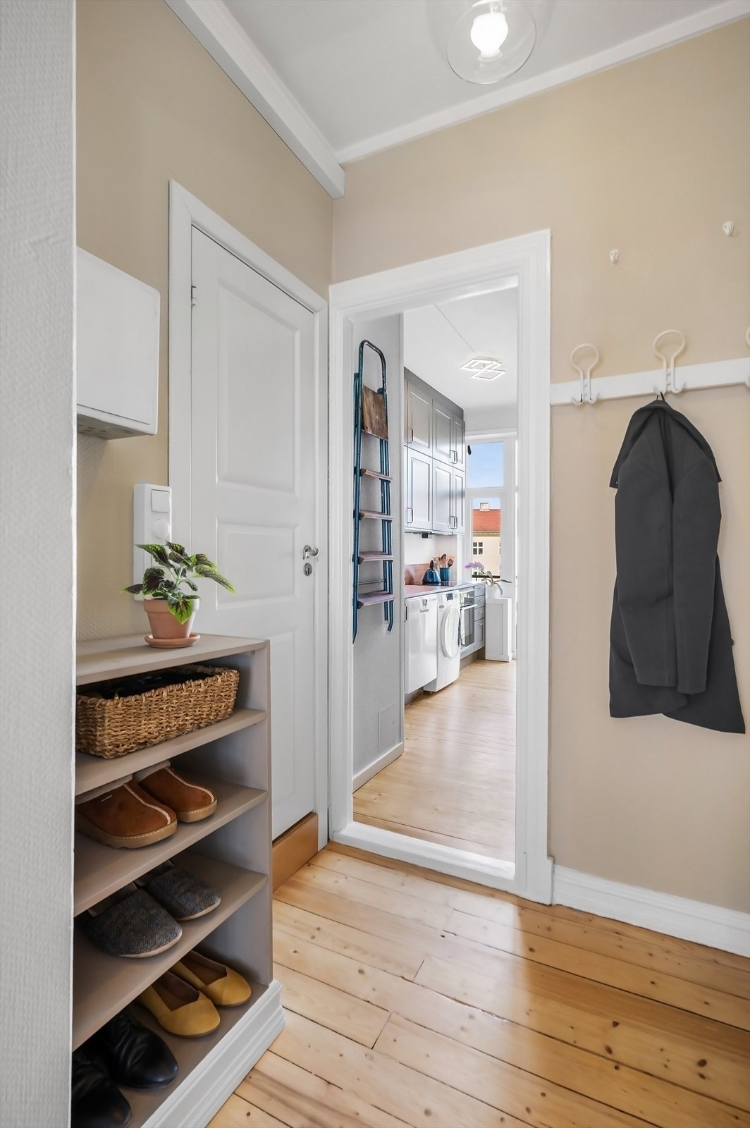 Entré har nyslipte gulv og plassbygd skoskap i 2025. Galleribilde