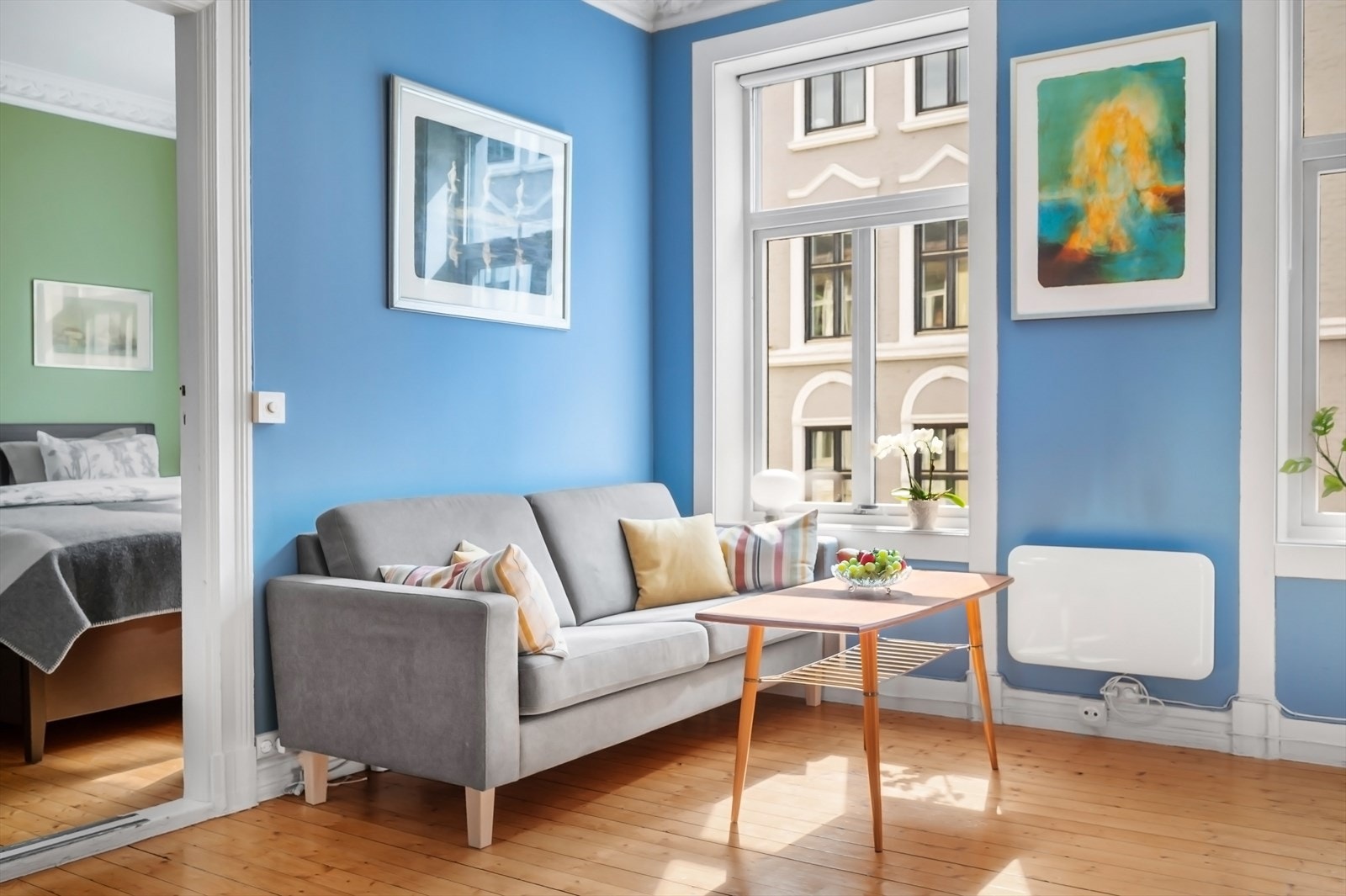 Høye, store vindusflater med dype karmer og som slipper inn rikelig med naturlig lys. Galleribilde