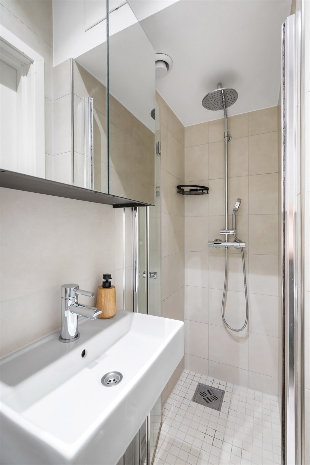 Innbydende bad, totalrenovert i 2015 iflg. tidligere eier. Pene, lyse fliser og varmekabler i gulv. Galleribilde