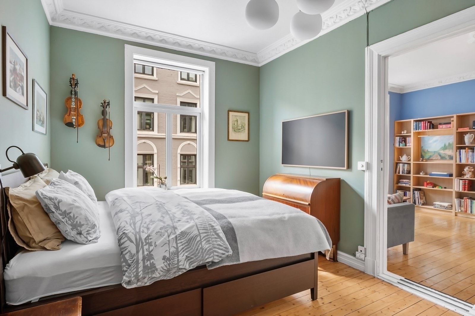 God plass til stor dobbeltseng og annet møblement. Galleribilde