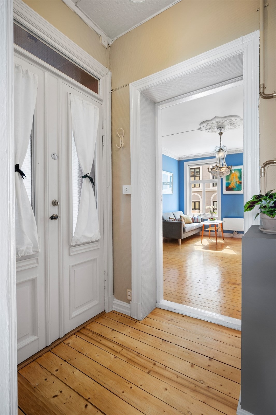 Leiligheten er gjennomgående med lys inn fra to kanter. Galleribilde