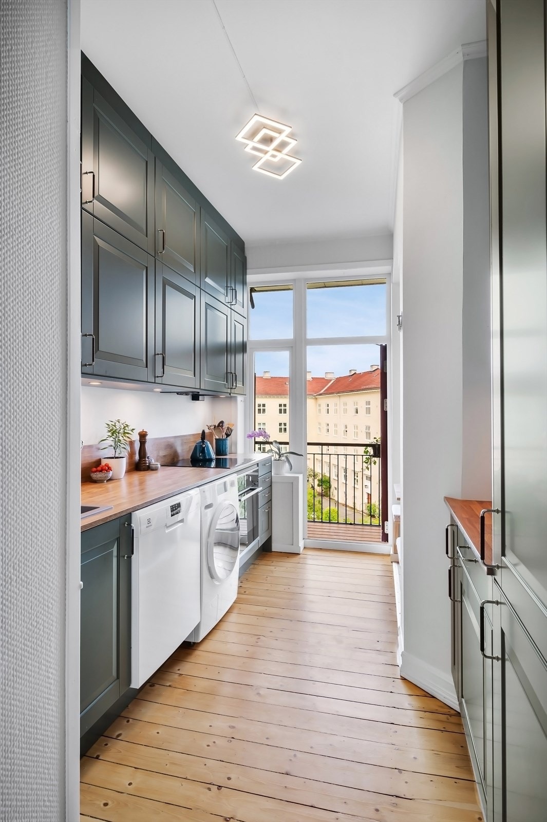 Lekkert, separat Sigdal-kjøkken nytt i 2023. Kjøkkenet har spiseplass og utgang til balkong. Galleribilde