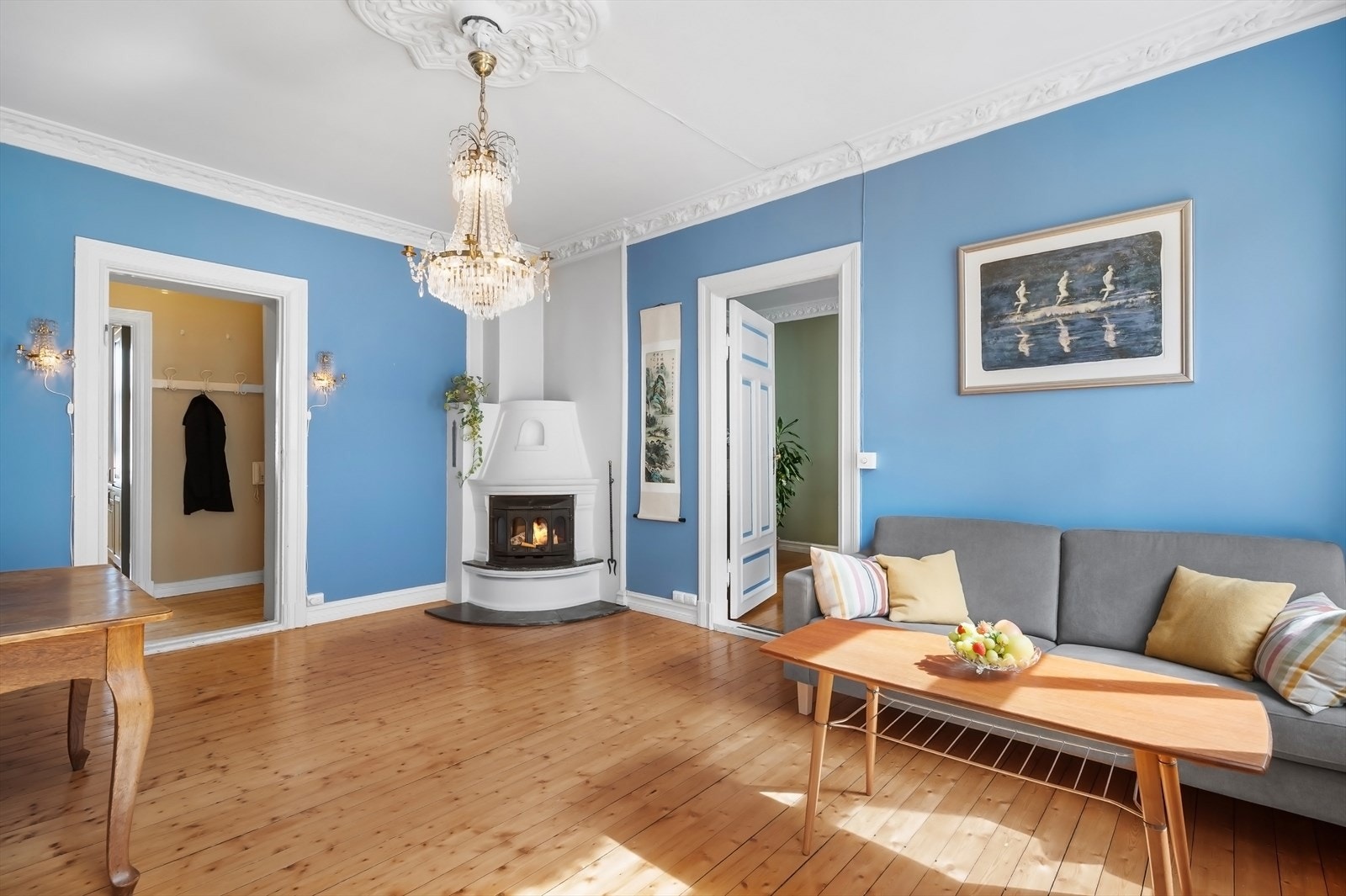 Det er stukkatur og rosett i himling, god takhøyde (2,81m i stue) og fine, romslige rom. Galleribilde