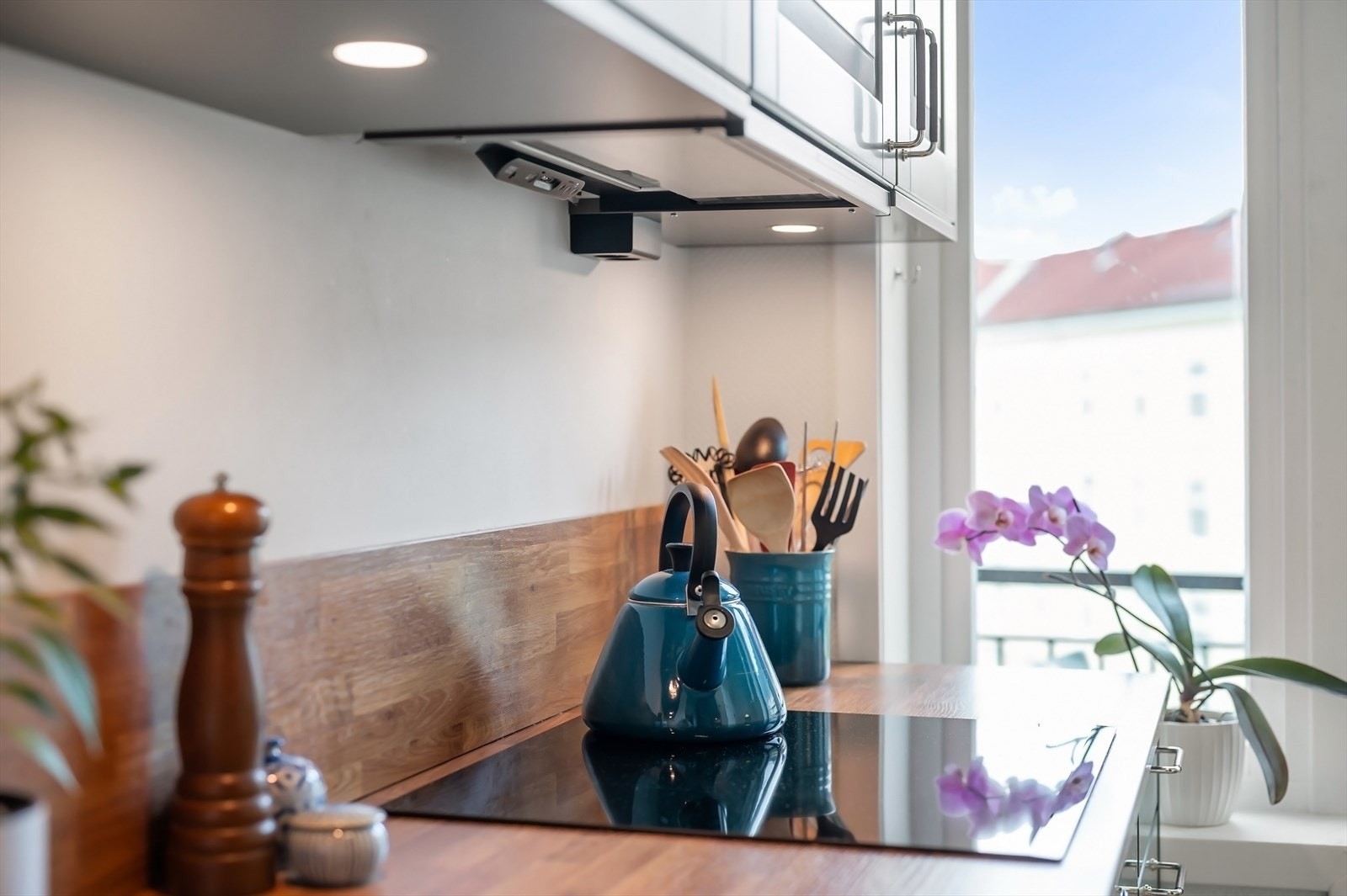 Integrert stekeovn, platetopp, kjøl/frys og oppvaskmaskin. Opplegg for vaskemaskin. Ved ønske om fremtidig montering av integrert vaskemaskin og/eller oppvaskmaskin er det ekstra fronter og sokkel godt innpakket i bod Galleribilde