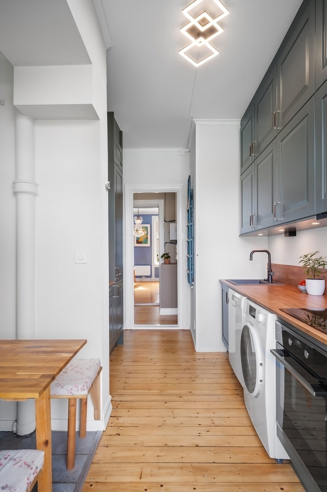 Kjøkkenet har rikelig med oppbevaringsplass og flere soner for matlaging. Nyslipt gulv i 2025. Galleribilde