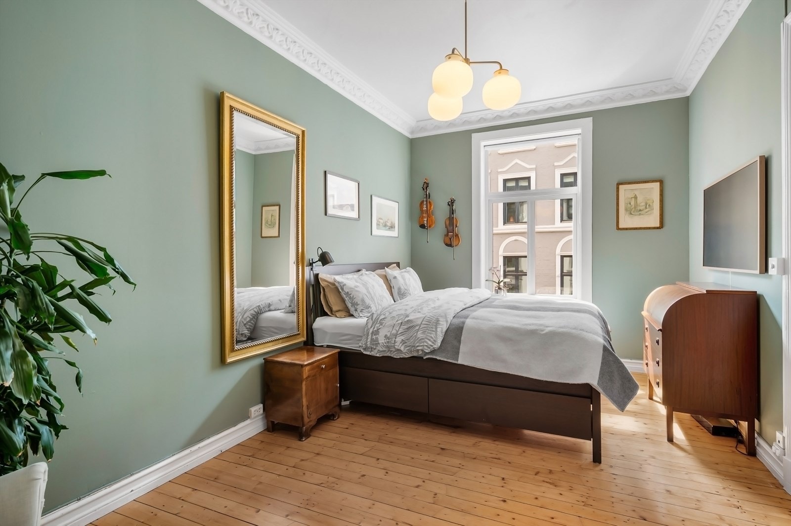 Stort og luftig soverom med stukkatur og rosett. Galleribilde