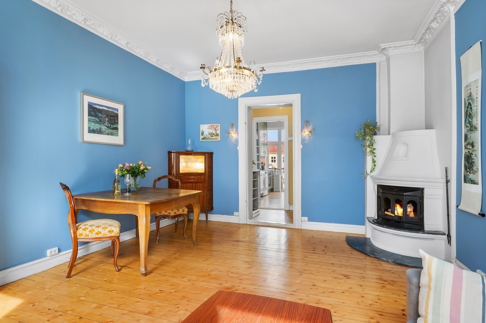 Stuen har pent, originalt tregulv og har god plass til både sofagruppe og spisebord. Galleribilde