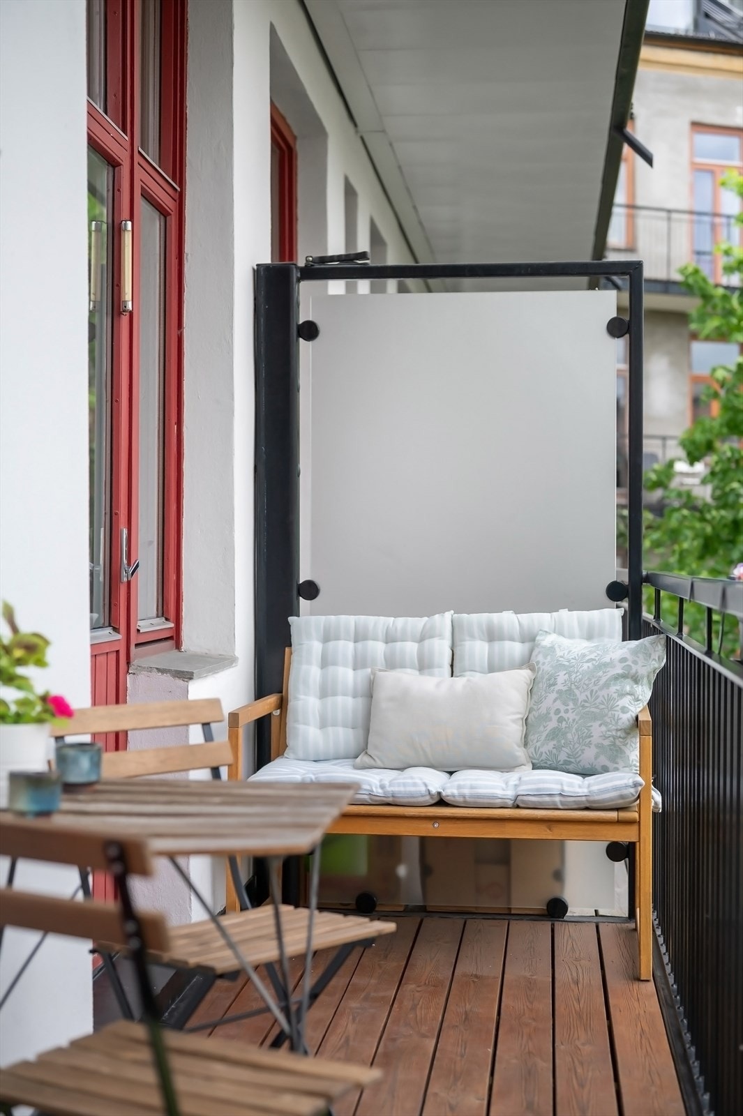 Plass til sittegruppper. Utgang til balkong fra kjøkken. Galleribilde