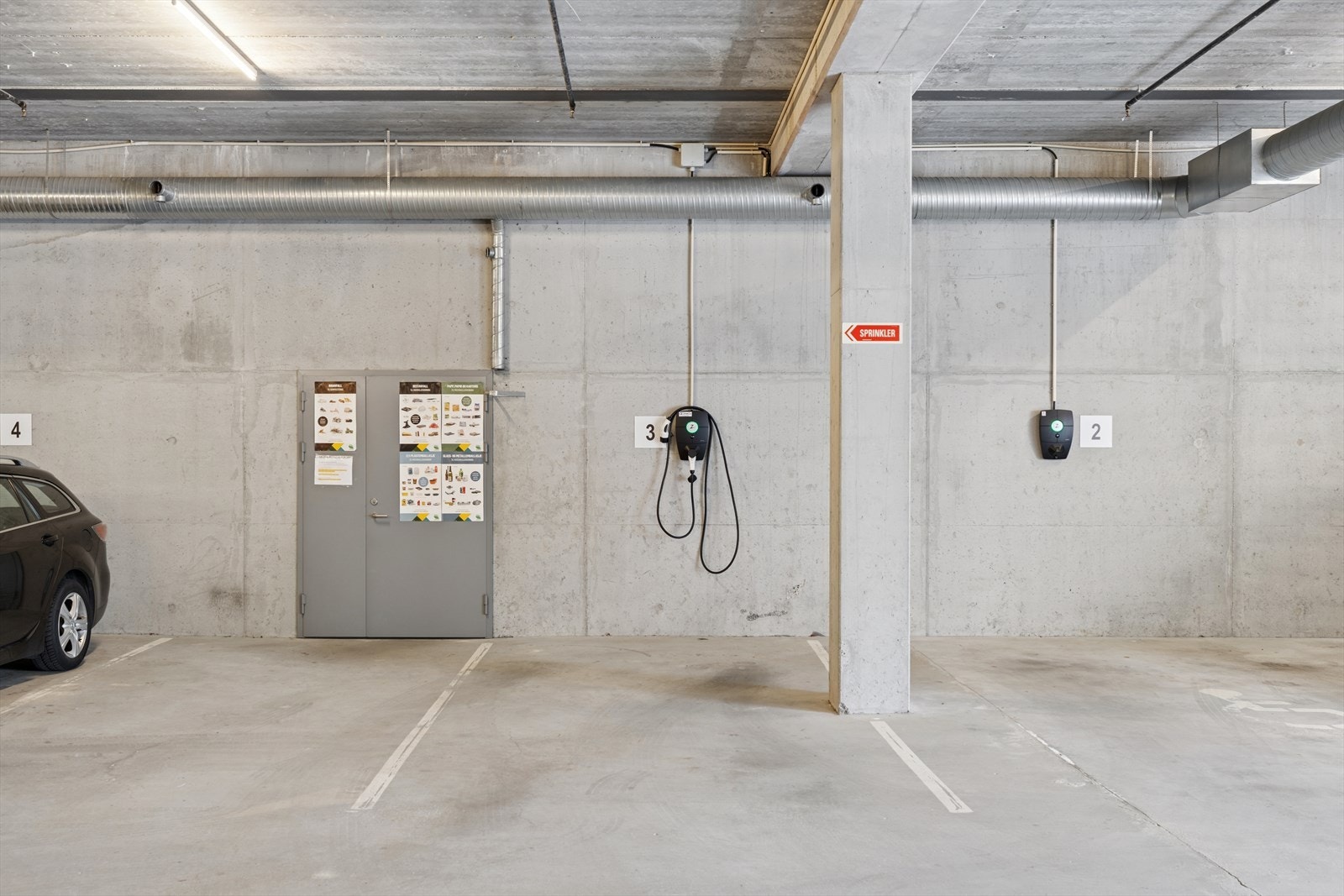 Parkering i kjeller m/ opplegg til el-bil lader Galleribilde