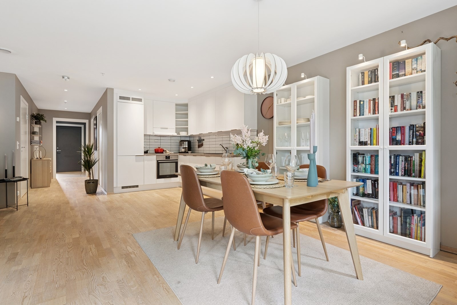 Kjøkken med innredning fra Strai og god plass til spiseplass. Galleribilde