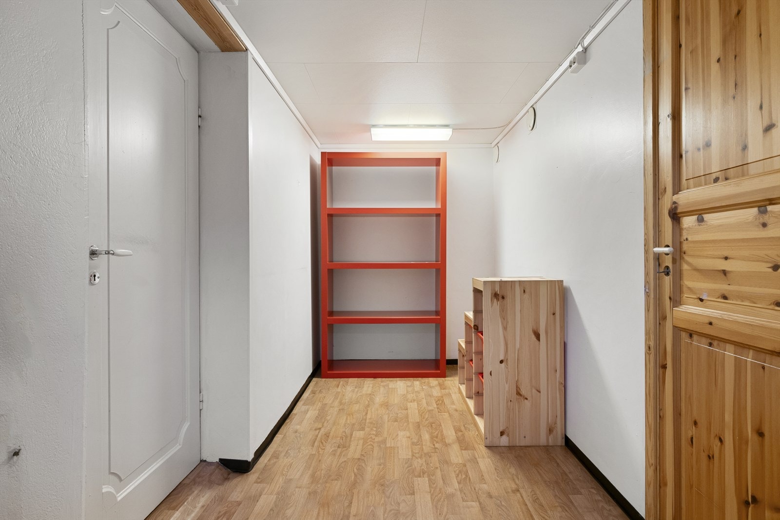 - God lagringsplass i underetasjen med flere boder - Galleribilde