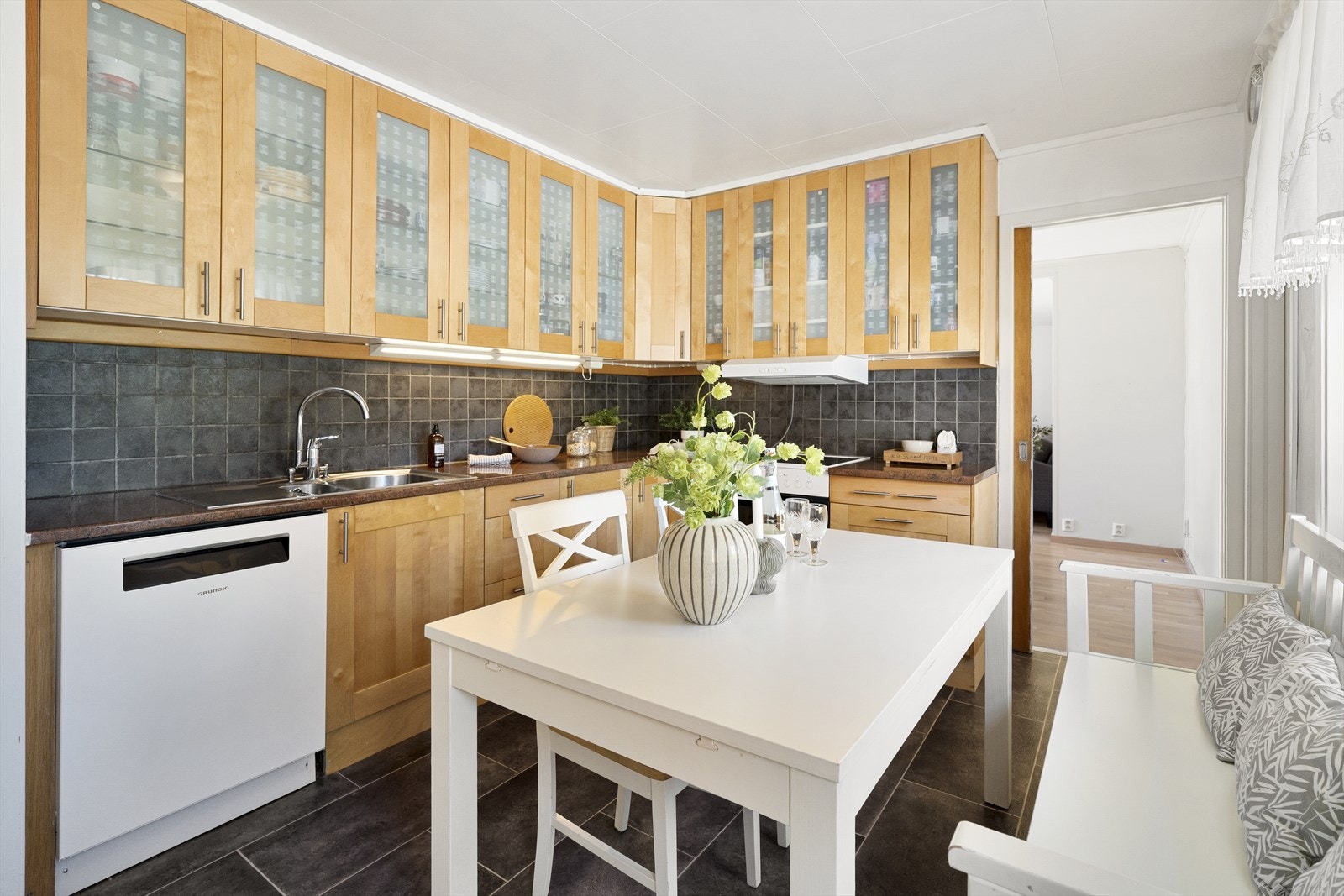 - Kjøkkenet har benkeplate i marmor og profilerte fronter - Galleribilde