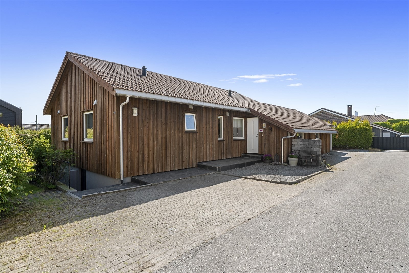 - Plass til flere biler i gårdsrommet og garasjen - Galleribilde