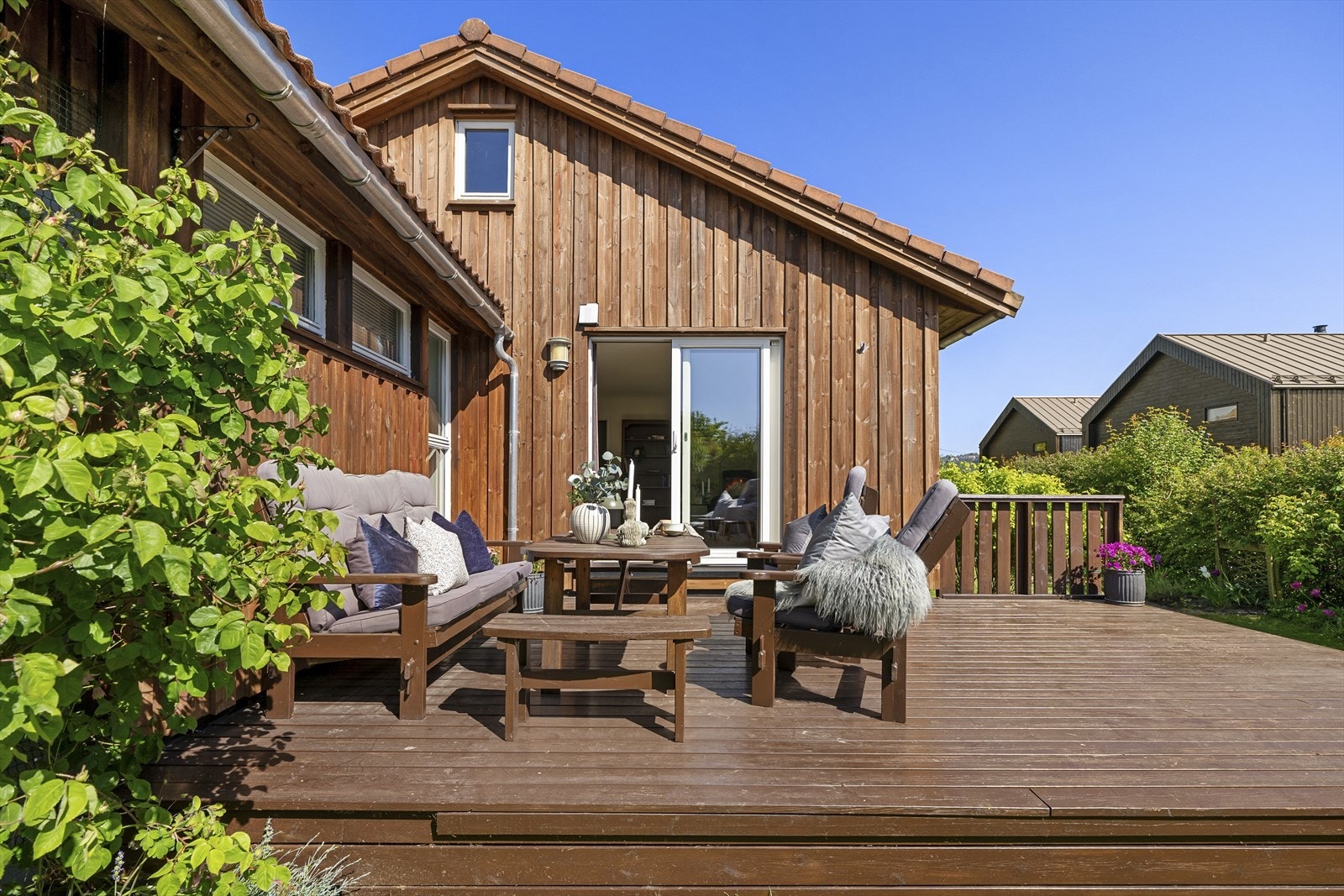 - God plass til utemøbler og grill - Galleribilde