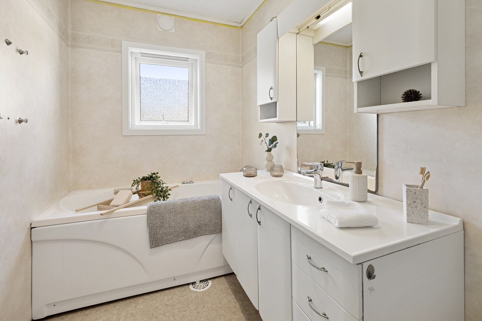 - Badet har både dusjhjørne, toalett, badekar og servant med god oppbevaringsplass - Galleribilde